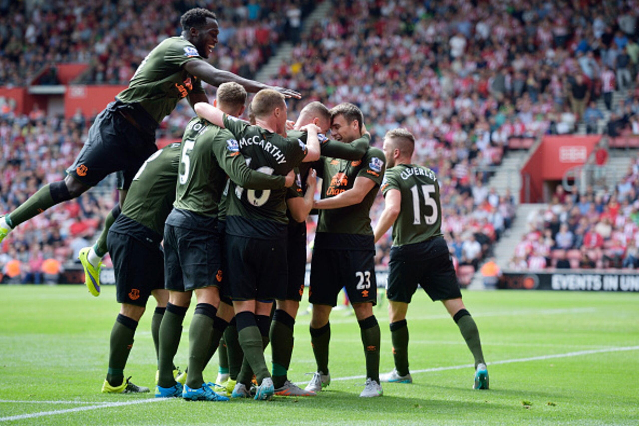 SOUTHAMPTON, ENGLAND - AUGUST 15:  Ross Barkley celebrates with team mates after scoring during the Barclays Premier League match between Southampton and Everton at St Mary's Stadium on August 15, 2015 in Southampton, United Kingdom.  (Photo by Tony McArd