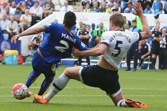 Leicester City's Algerian midfielder Riyad Mahrez (L) is pulled down in the penalty area by Tottenham Hotspur's Belgian defender Jan Vertonghen but no penalty was awarded during the English Premier League football match between Leicester City and Tottenha