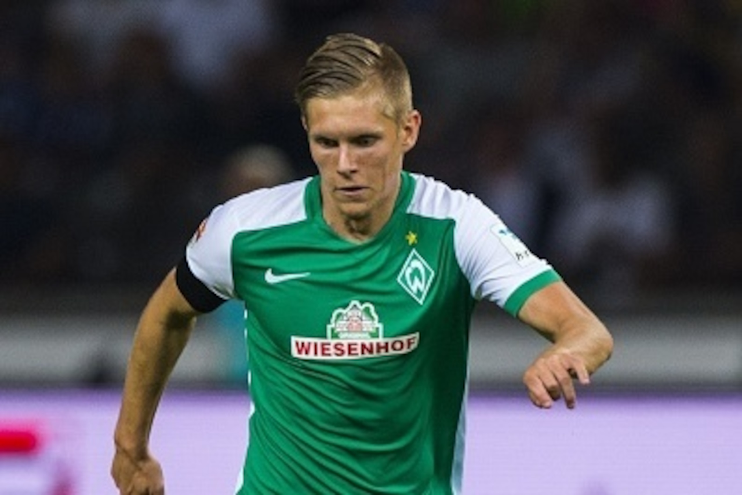 Bremen's US forward Aron Johannsson runs with the ball during the German first division Bundesliga football match Hertha BSC Berlin vs SV Werder Bremen in Berlin, on August 21, 2015.  AFP PHOTO / JOHN MACDOUGALL

RESTRICTIONS: DURING MATCH TIME: DFL RULES