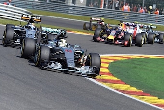 Mercedes AMG Petronas F1 Team's British driver Lewis Hamilton (C) leads ahead of Sahara Force India F1 Team's Mexican driver Sergio Perez (L) and Infiniti Red Bull Racing's Australian driver Daniel Ricciardo (R) at the Spa-Francorchamps circuit in Spa on 