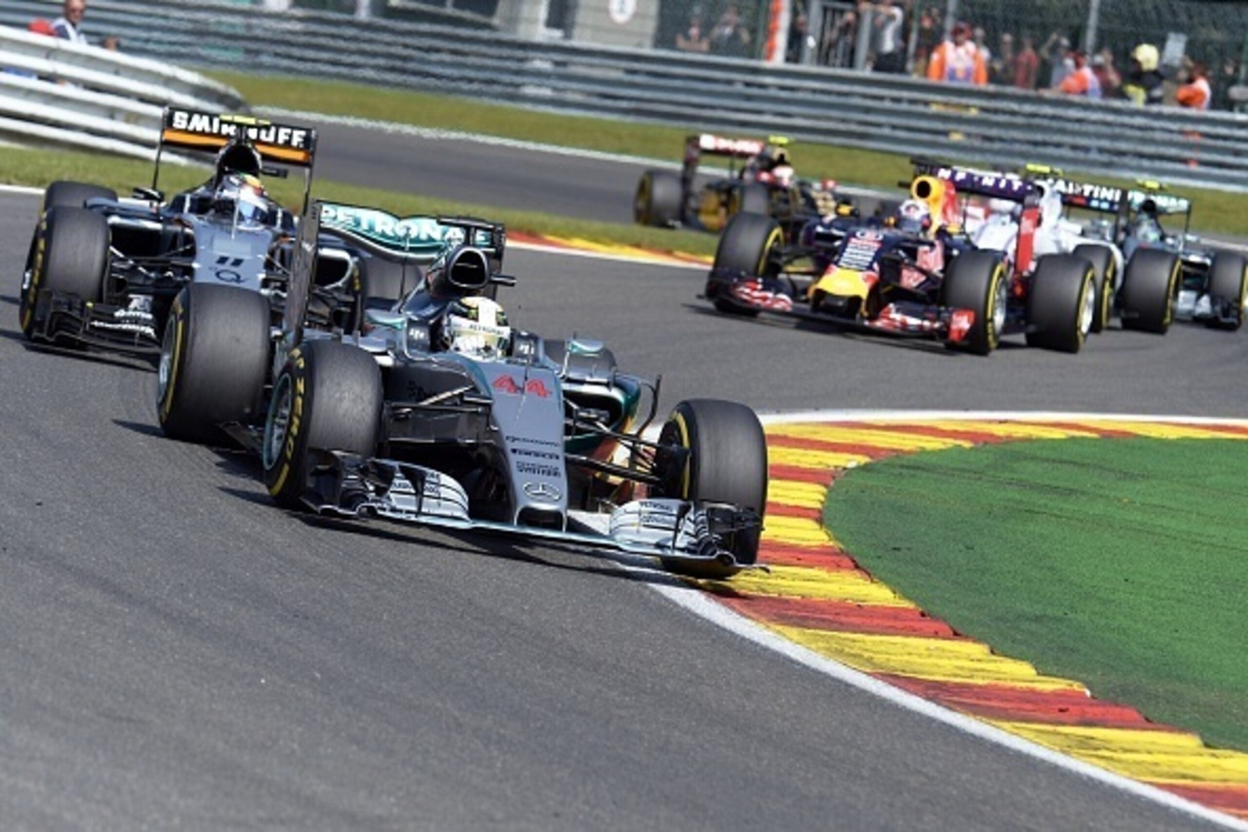 Mercedes AMG Petronas F1 Team's British driver Lewis Hamilton (C) leads ahead of Sahara Force India F1 Team's Mexican driver Sergio Perez (L) and Infiniti Red Bull Racing's Australian driver Daniel Ricciardo (R) at the Spa-Francorchamps circuit in Spa on 