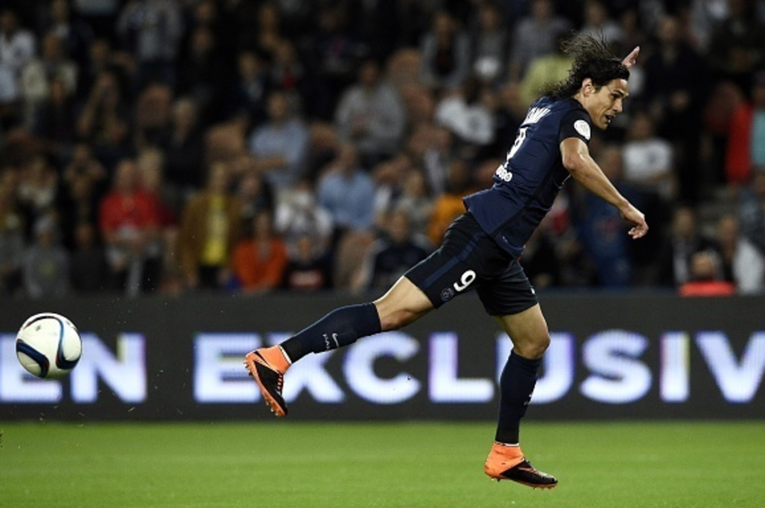 Paris Saint-Germain's Uruguyan forward Edinson Cavani misses a shot during the French L1 football match Paris Saint-Germain FC vs GFC Ajaccio on August 16, 2015 at the Parc des Princes in Paris.  AFP PHOTO / FRANCK FIFE        (Photo credit should read FR