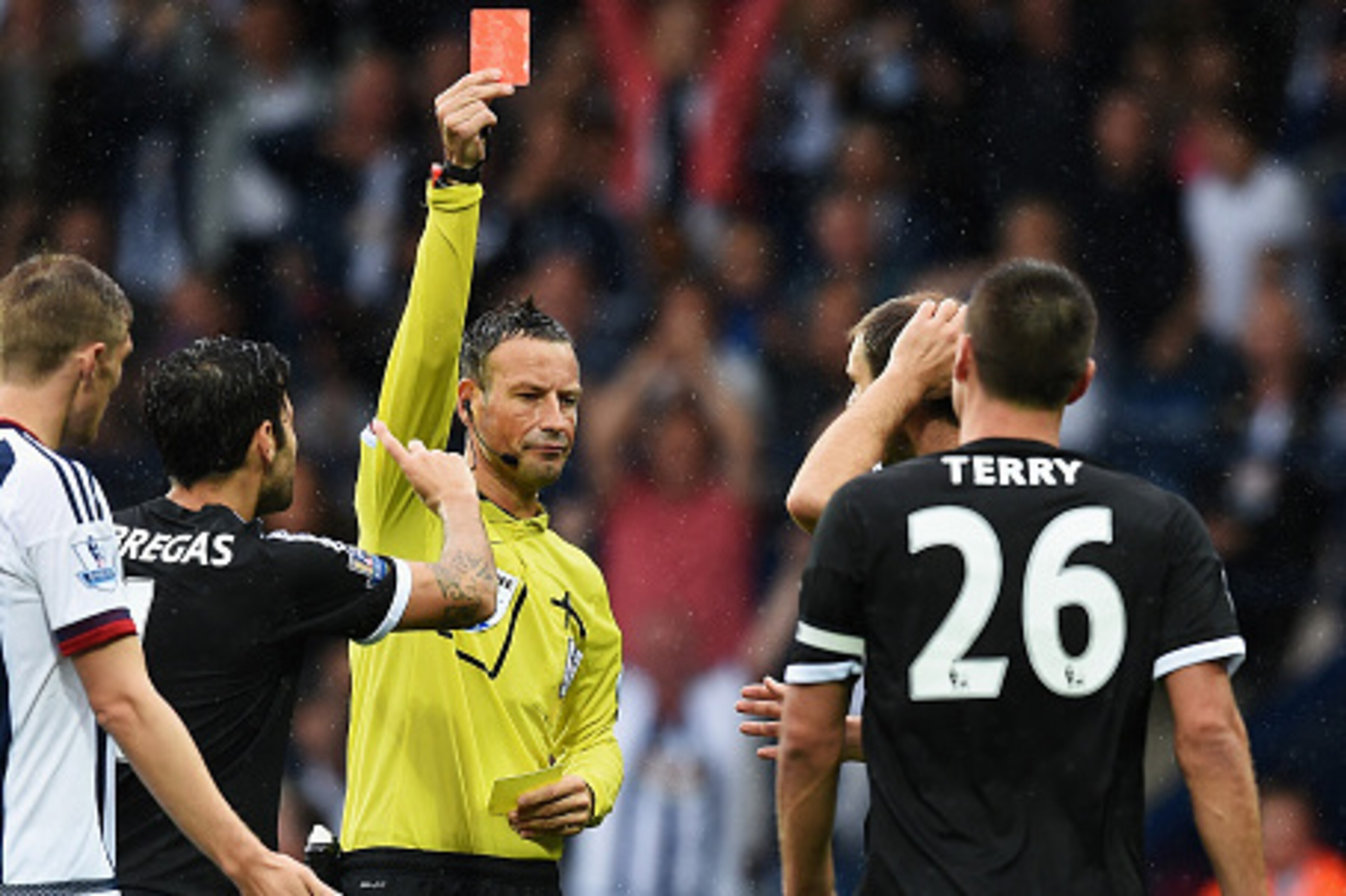 WEST BROMWICH, ENGLAND - AUGUST 23: Referee Mark Clattenburg shows the red card to John Terry of Chelsea during the Barclays Premier League match between West Bromwich Albion and Chelsea at The Hawthorns on August 23, 2015 in West Bromwich, England. (Ph WEST BROMWICH, ENGLAND - AUGUST 23: Referee Mark Clattenburg shows the red card to John Terry of Chelsea during the Barclays Premier League match between West Bromwich Albion and Chelsea at The Hawthorns on August 23, 2015 in West Bromwich, England. (Ph