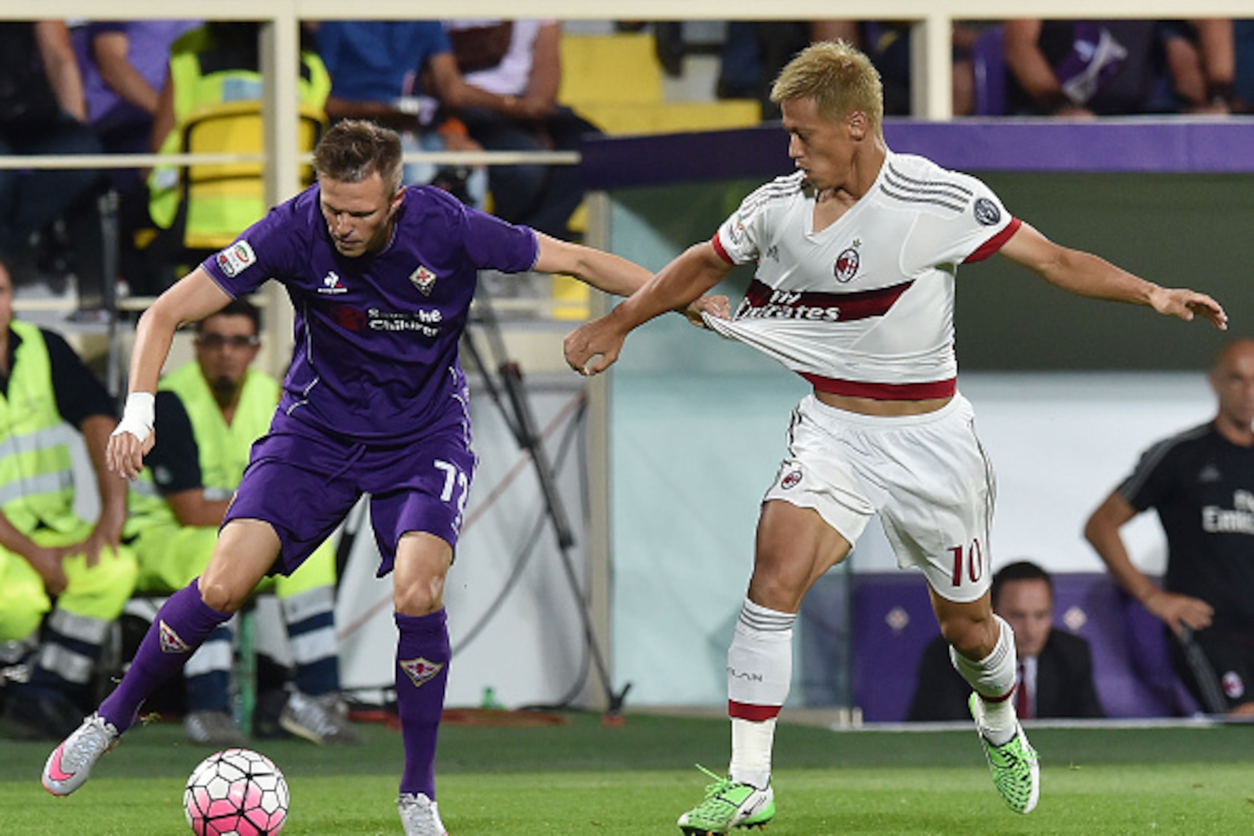 FLORENCE, ITALY - AUGUST 23:  Josip Ilicic of Fiorentina and Keysuke Honda of Milanin action during the Serie A match between ACF Fiorentina and AC Milan at Stadio Artemio Franchi on August 23, 2015 in Florence, Italy.  (Photo by Giuseppe Bellini/Getty Im