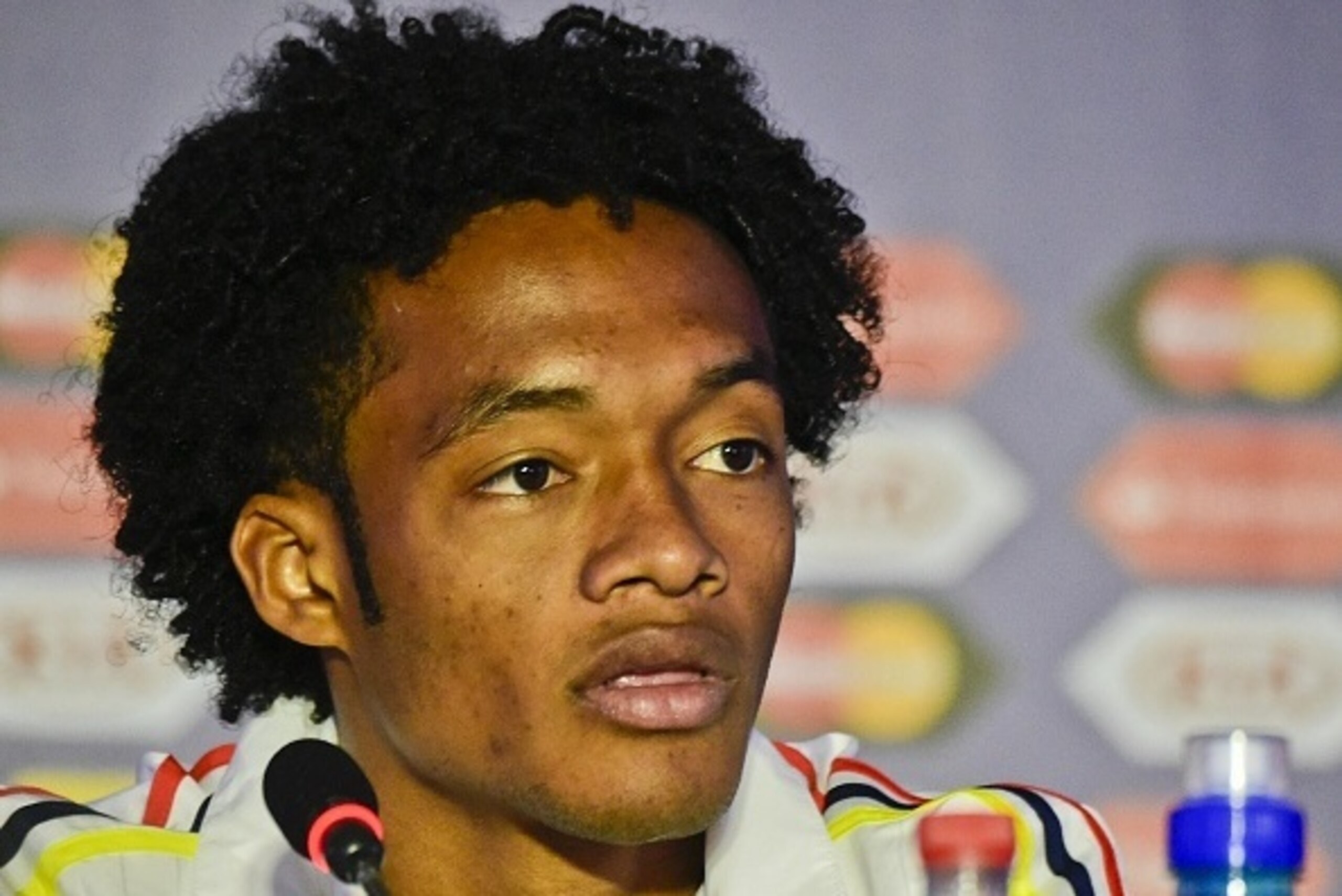 Colombia's midfielder Juan Cuadrado  speaks during a press conference at the Monumental stadium in Santiago, Chile, on June 16, 2015, on the eve of their Copa America Chile 2015 Group C football match against Brasil.  AFP PHOTO/LUIS ACOSTA        (Photo c