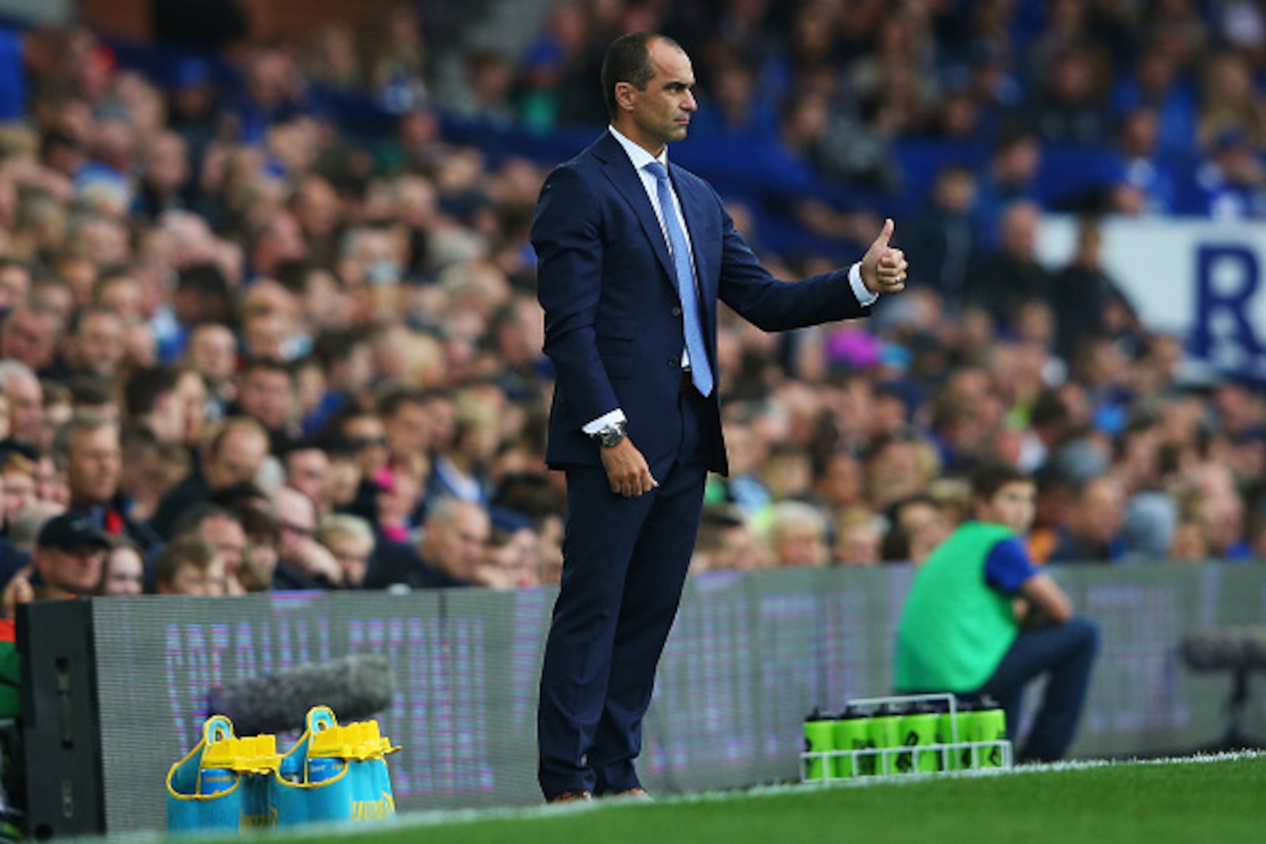 LIVERPOOL, ENGLAND - AUGUST 23: Roberto Martinez, manager of Everton gives the thumbs up during the Barclays Premier League match between Everton and Manchester City at Goodison Park on August 23, 2015 in Liverpool, England.  (Photo by Alex Livesey/Getty 
