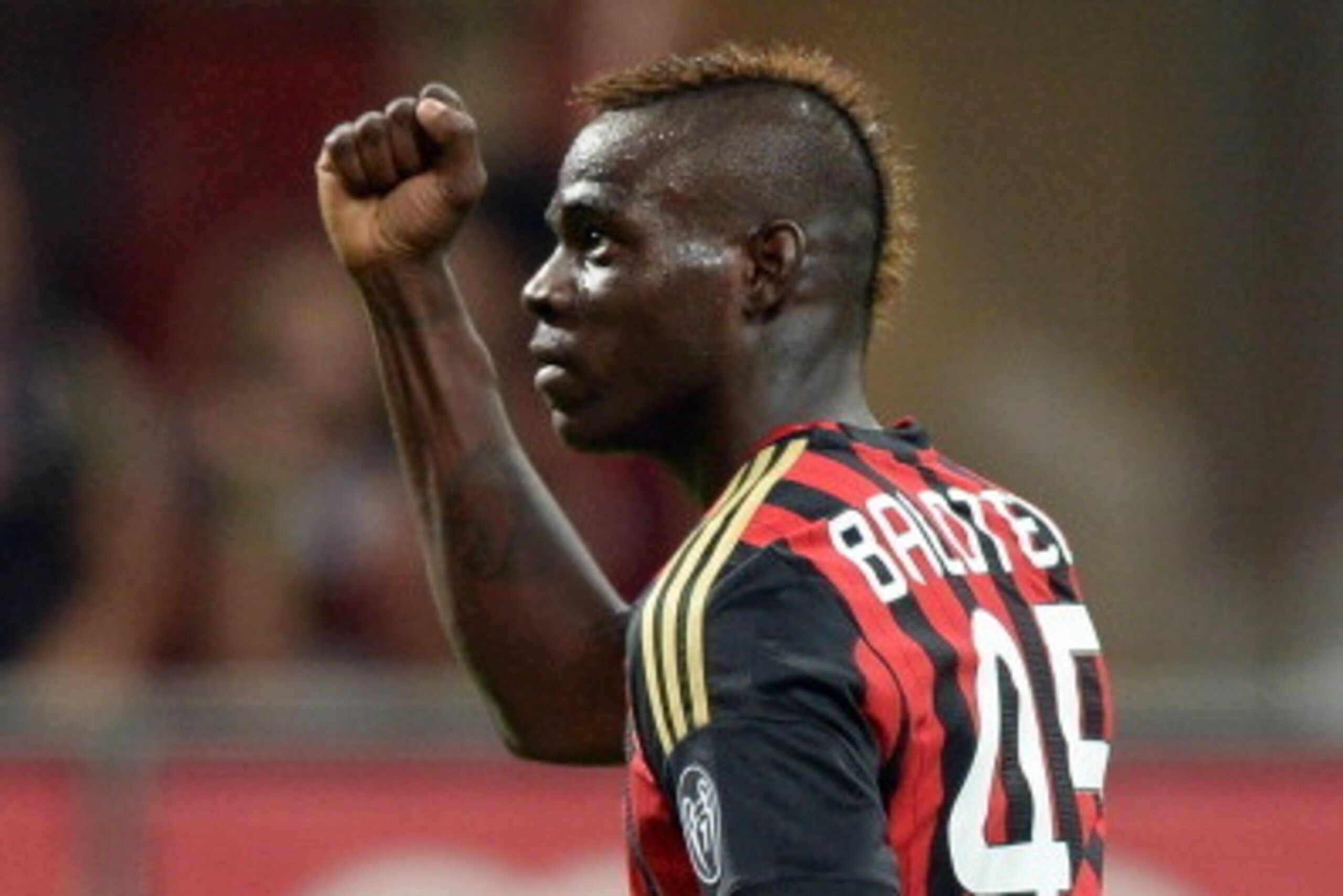 MILAN, ITALY - SEPTEMBER 01:  Mario Balotelli of AC Milan #45 celebrates scoring his team's third goal during the Serie A match between AC Milan and Cagliari Calcio at San Siro Stadium on September 1, 2013 in Milan, Italy.  (Photo by Claudio Villa/Getty I