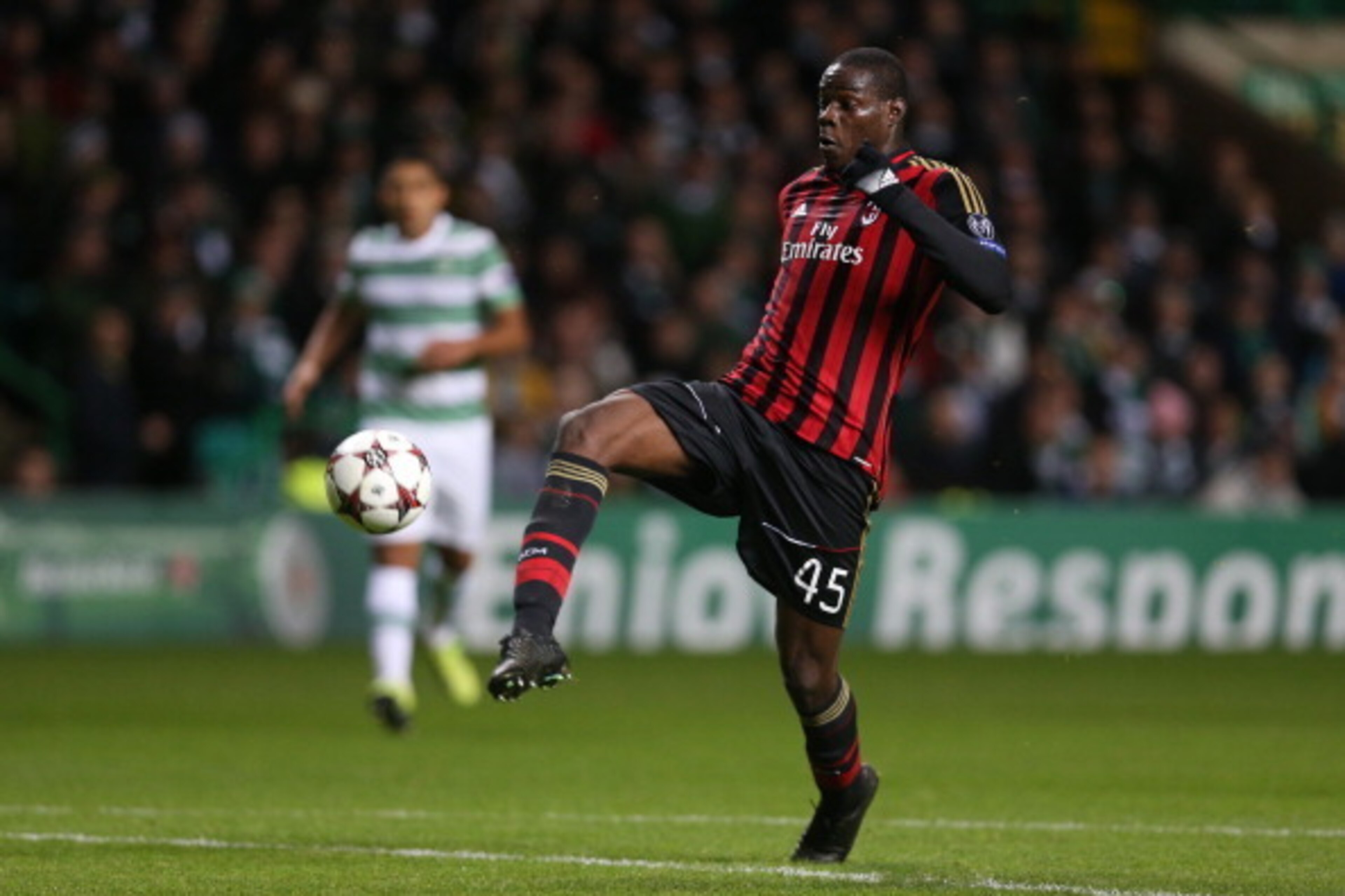 AC Milan's Italian forward Mario Balotelli scores a goal that is disallowed for offside during the UEFA Champions League group H football match between Celtic and AC Milan at Celtic Park in Glasgow on November 26, 2013. AFP PHOTO / IAN MACNICOL (Ph AC Milan's Italian forward Mario Balotelli scores a goal that is disallowed for offside during the UEFA Champions League group H football match between Celtic and AC Milan at Celtic Park in Glasgow on November 26, 2013. AFP PHOTO / IAN MACNICOL (Ph