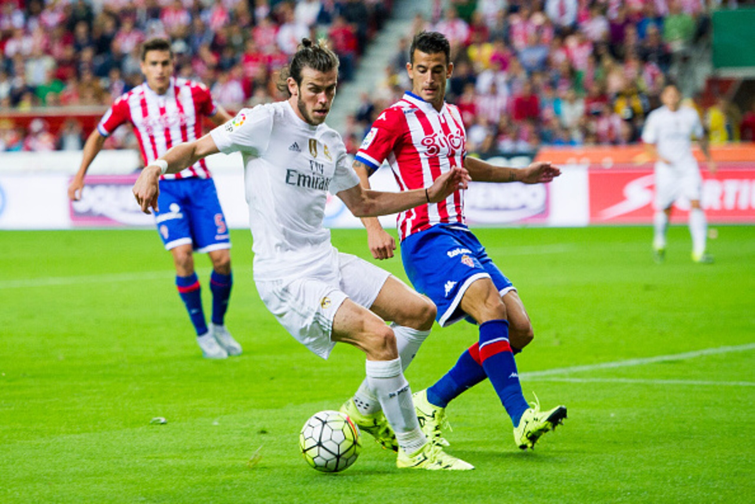 GIJON, SPAIN - AUGUST 23:Gareth Bale of Real Madrid duels for the ball with Luis Hernandez of Real Sporting de Gijon during the La Liga match between Sporting Gijon and Real Madrid at Estadio El Molinon on August 23, 2015 in Gijon, Spain. (Photo by Juan M