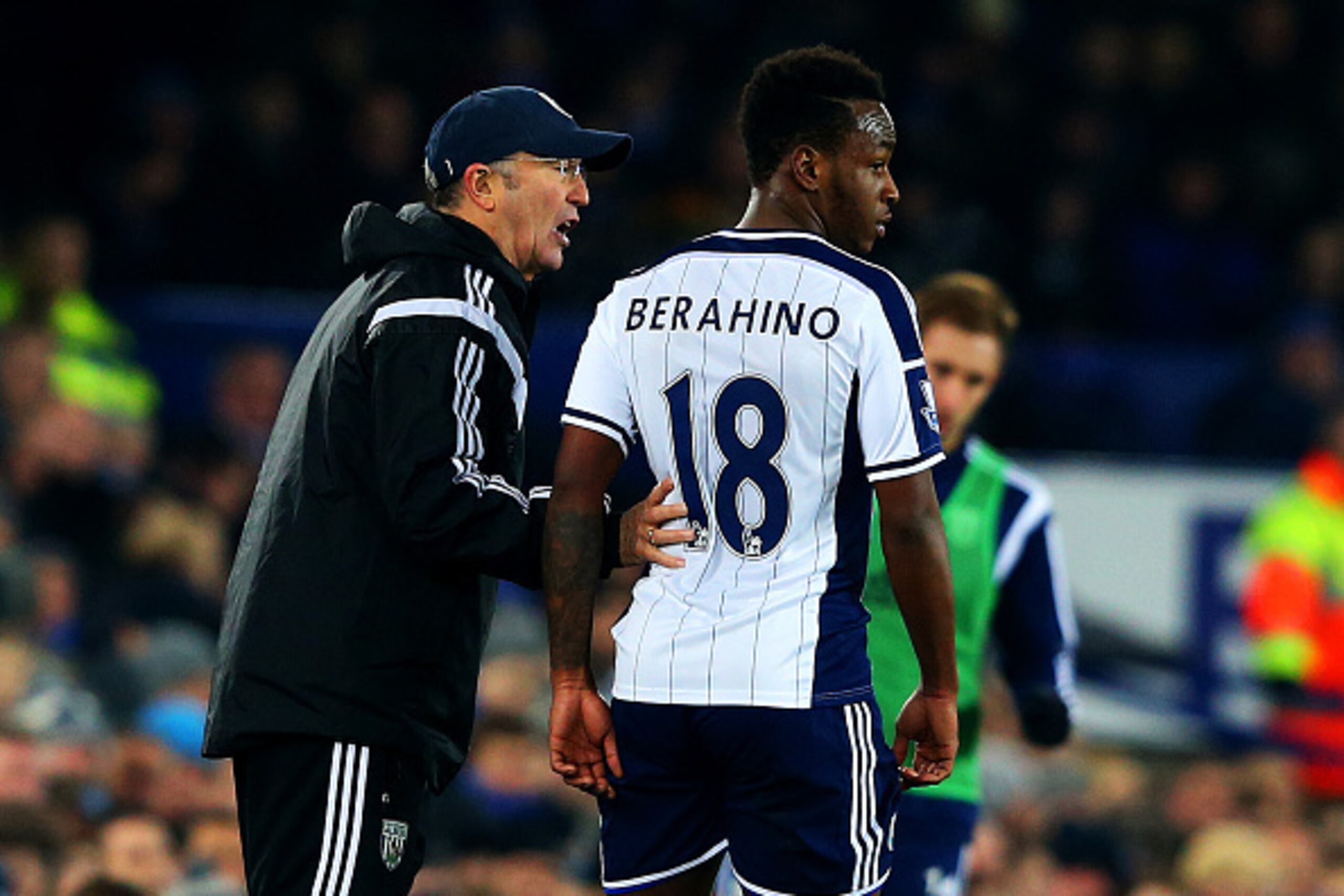 LIVERPOOL, ENGLAND - JANUARY 19:  Tony Pulis, manager of West Brom speaks with Saido Berahino of West Brom during the Barclays Premier League match between Everton and West Bromwich Albion at Goodison Park on January 19, 2015 in Liverpool, England.  (Phot
