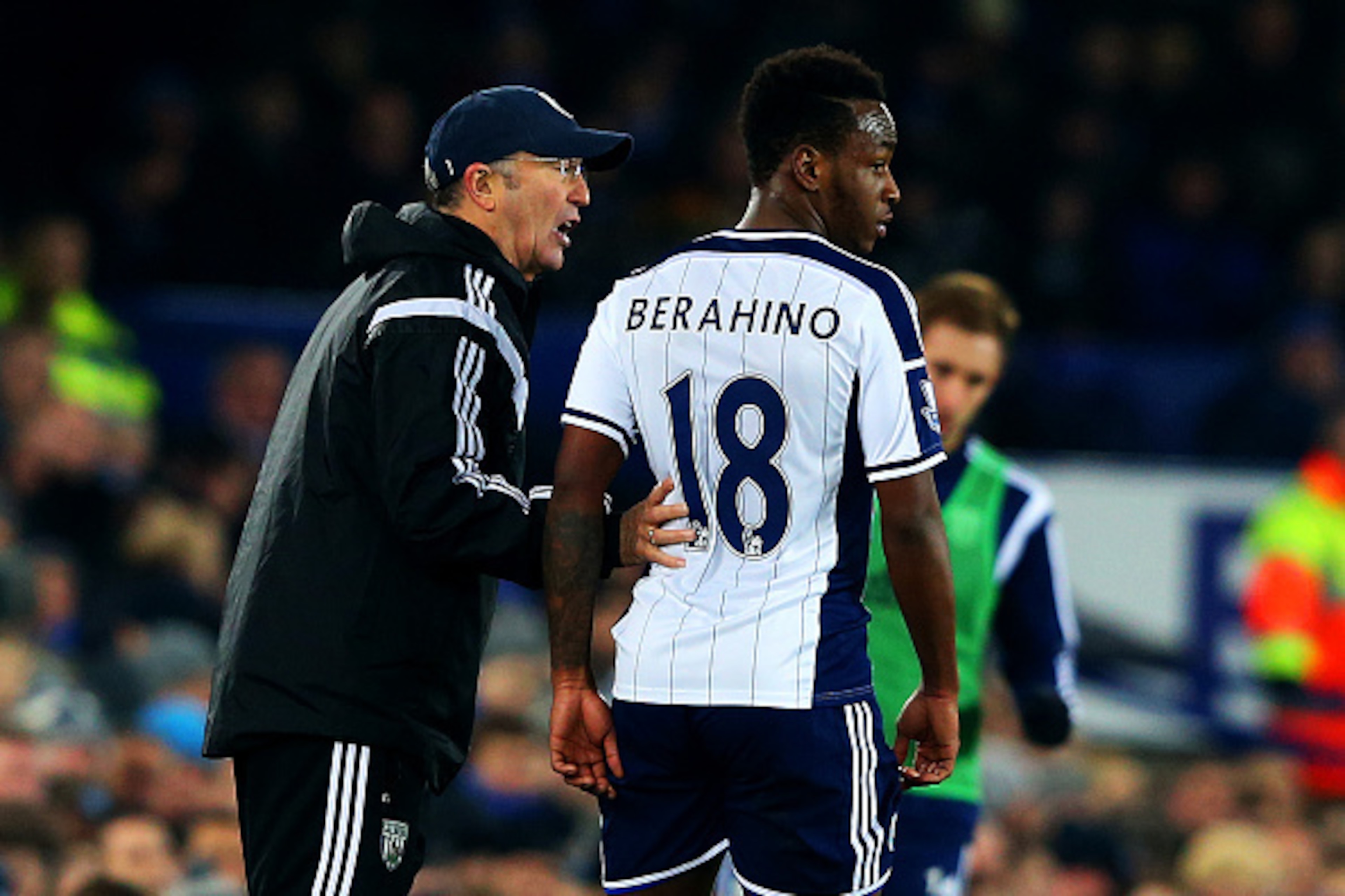 LIVERPOOL, ENGLAND - JANUARY 19:  Tony Pulis, manager of West Brom speaks with Saido Berahino of West Brom during the Barclays Premier League match between Everton and West Bromwich Albion at Goodison Park on January 19, 2015 in Liverpool, England.  (Phot