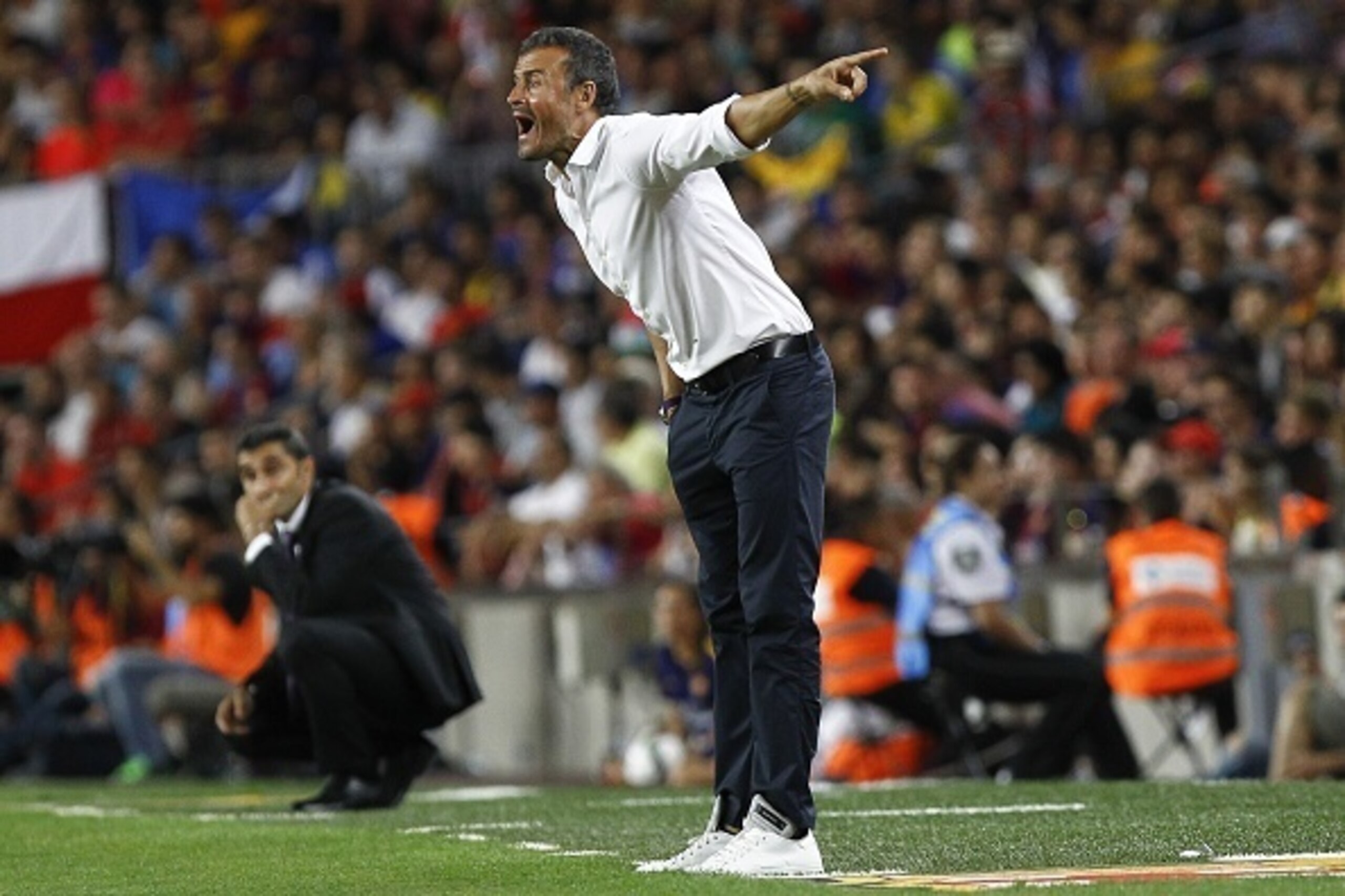Barcelona's coach Luis Enrique (R) gives instructions to his players next to Athletic Bilbao's coach from Spain Ernesto Valverde (L) during the Spanish Supercup second-leg football match FC Barcelona vs Athletic Club Bilbao at the Camp Nou stadium in Barc