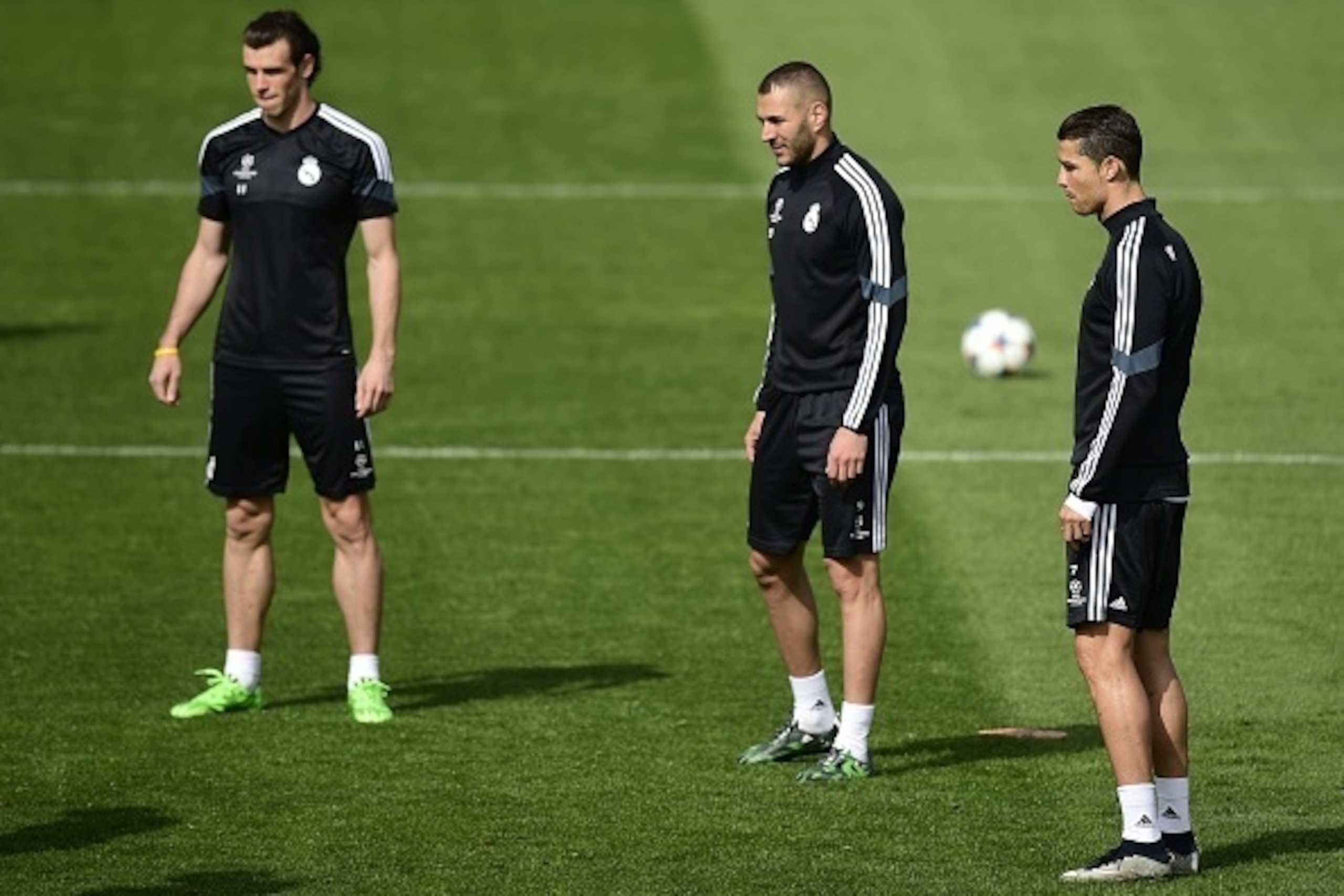 Real Madrid's Welsh forward Gareth Bale (L), Real Madrid's French forward Karim Benzema (C) and Real Madrid's Portuguese forward Cristiano Ronaldo (R) train at Valdebebas Sport City in Madrid on April 13, 2015 on the eve of their UEFA Champions League qua