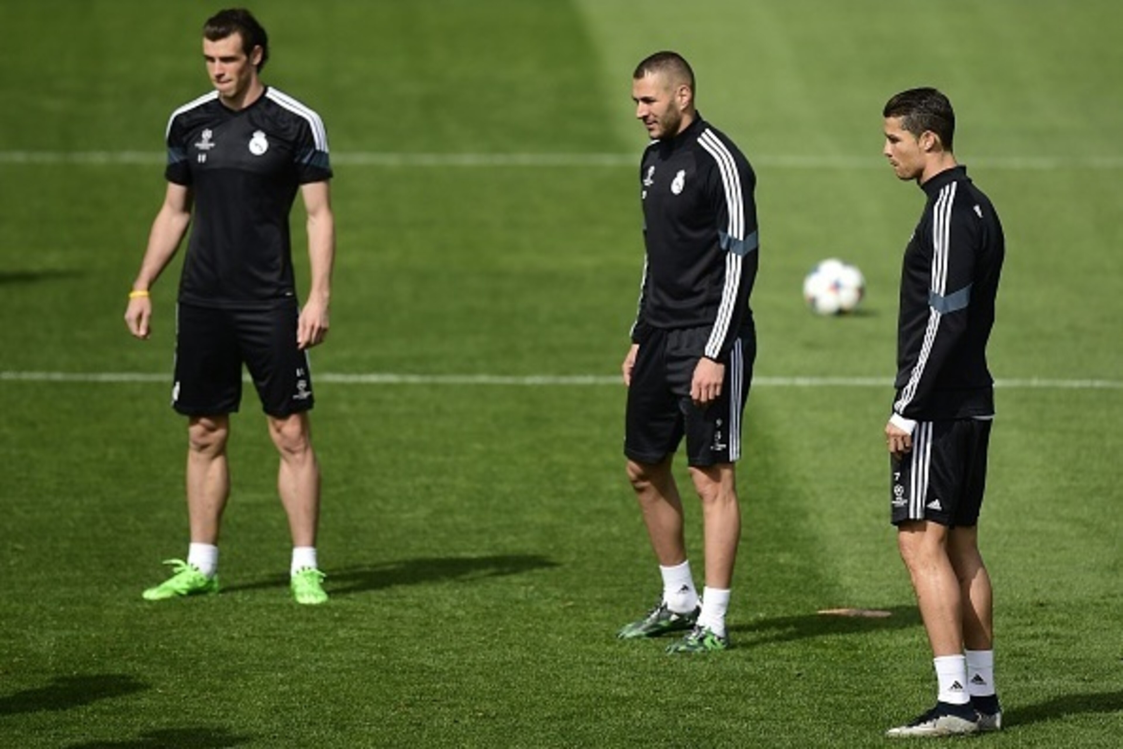 Real Madrid's Welsh forward Gareth Bale (L), Real Madrid's French forward Karim Benzema (C) and Real Madrid's Portuguese forward Cristiano Ronaldo (R) train at Valdebebas Sport City in Madrid on April 13, 2015 on the eve of their UEFA Champions League qua