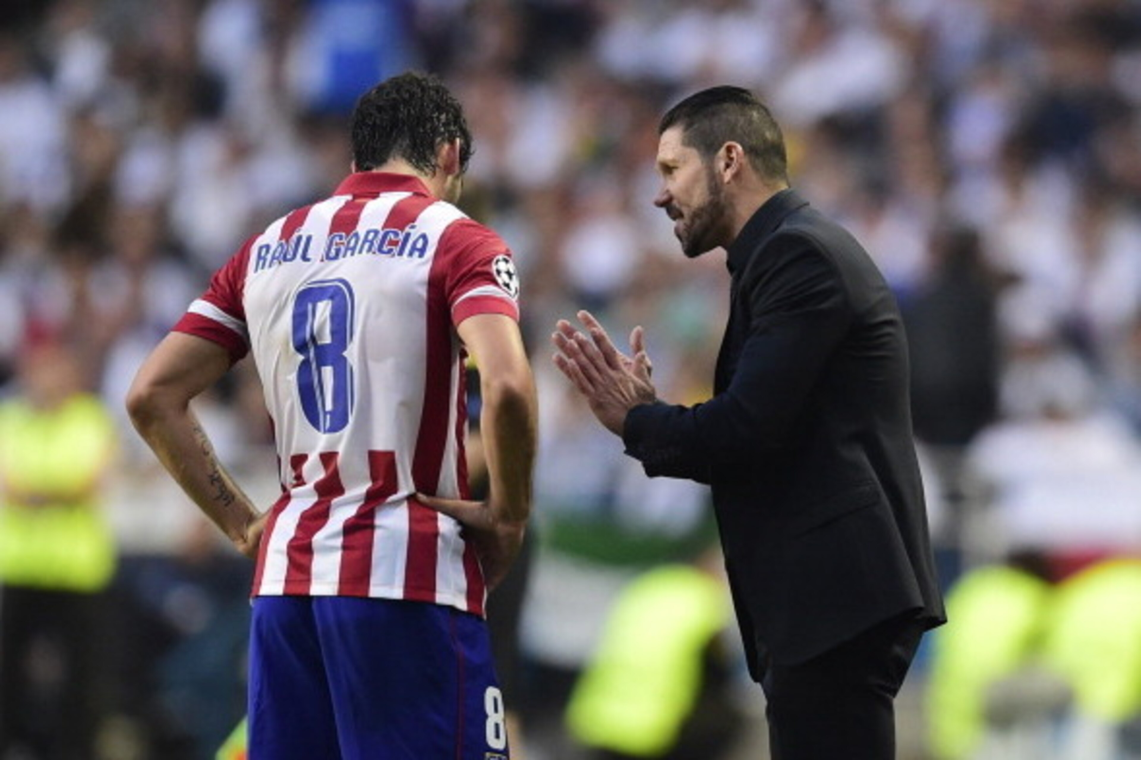 Atletico Madrid's Argentinian coach Diego Simeone (R) gives instructions to Atletico Madrid's midfielder Raul Garcia during the UEFA Champions League Final Real Madrid vs Atletico de Madrid at Luz stadium in Lisbon, on May 24, 2014.   AFP PHOTO/ JAVIER SO