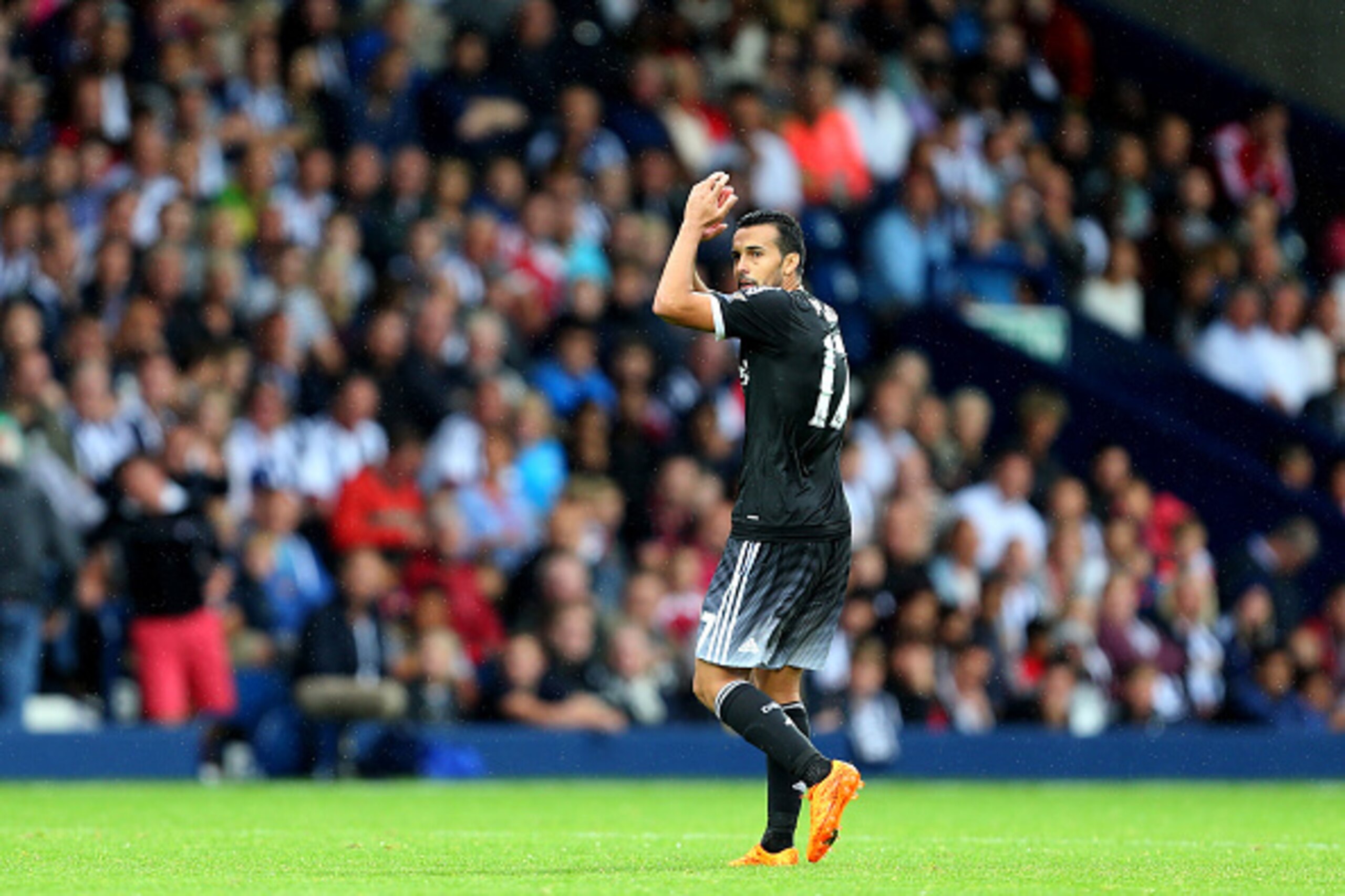 WEST BROMWICH, ENGLAND - AUGUST 23:  Pedro of Chelsea applauds as he comes off during the Barclays Premier League match between West Bromwich Albion and Chelsea on August 23, 2015 in West Bromwich, United Kingdom.  (Photo by Catherine Ivill - AMA/Getty Im