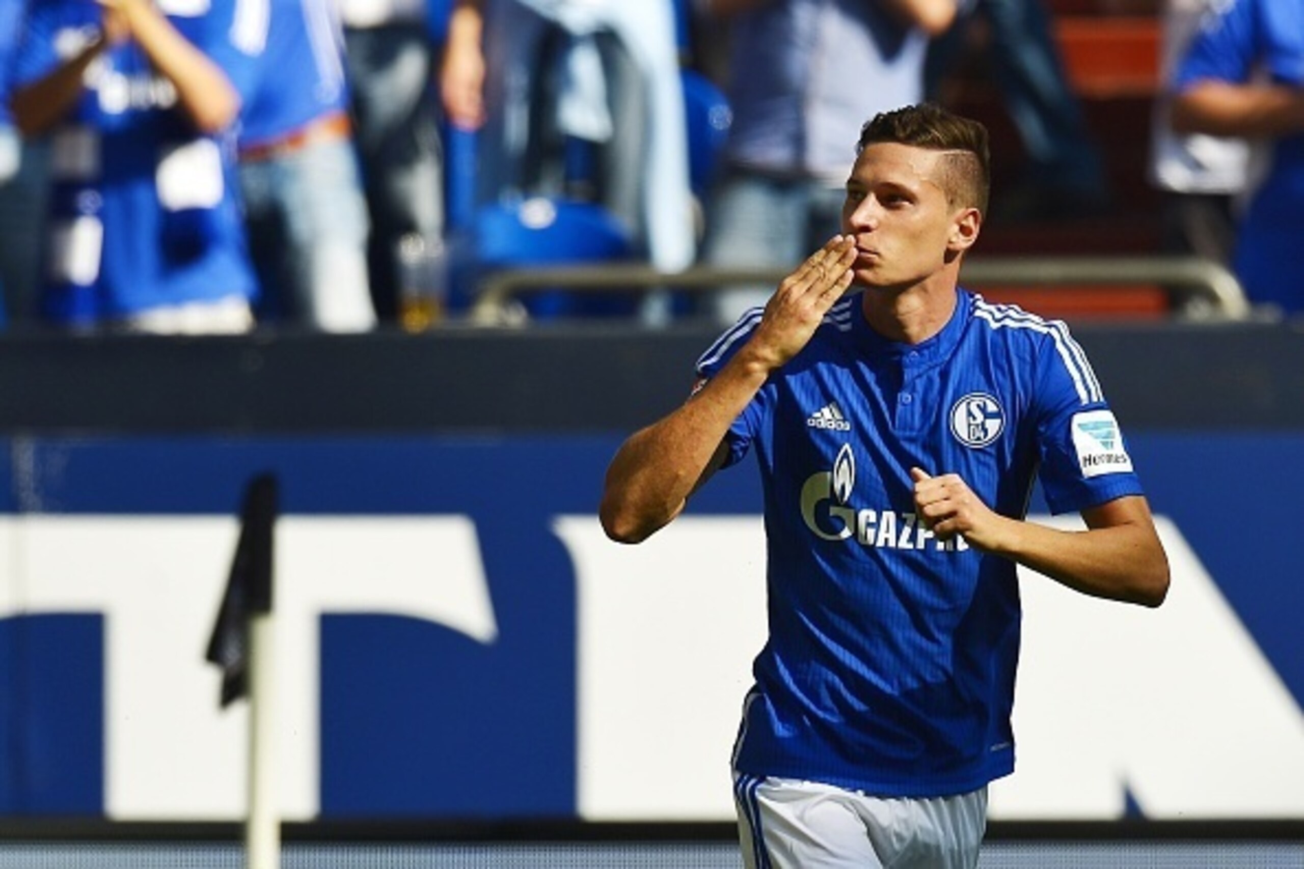 Schalke's midfielder Julian Draxler celebrates scoring the 1-1 goal during the German first division Bundesliga football match FC Schalke 04 v SV Darmstadt 98, on August 22, 2015 in Gelsenkirchen, western Germany.   AFP PHOTO / SASCHA SCHUERMANN
RESTRICTI