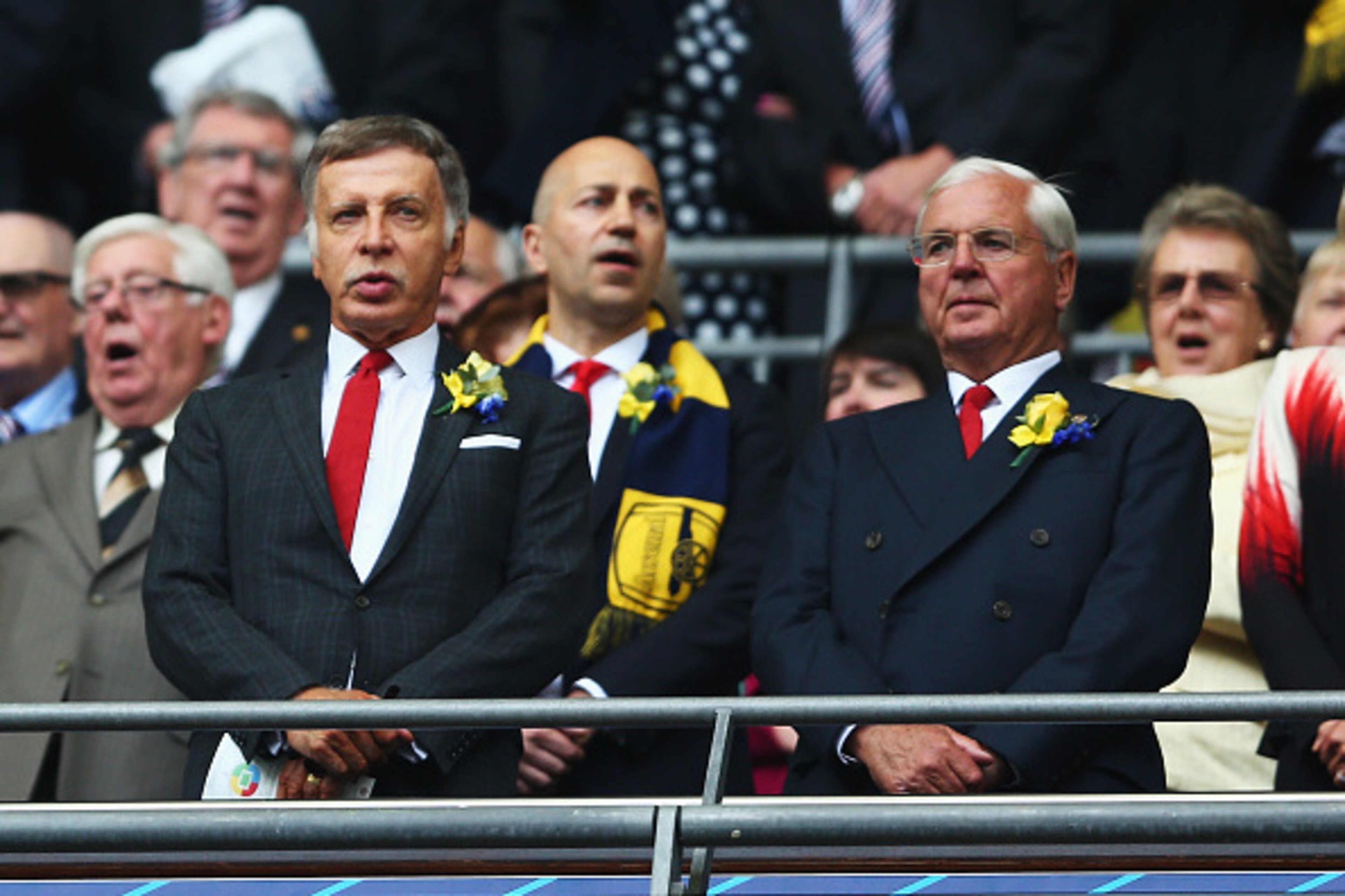 LONDON, ENGLAND - MAY 30:  Arsenal Director Stan Kroenke (L) and Arsenal chairman Sir Chips Keswick look on prior to the FA Cup Final between Aston Villa and Arsenal at Wembley Stadium on May 30, 2015 in London, England.  (Photo by Paul Gilham/Getty Image