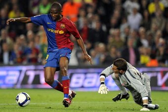 Barcelona's Cameroonian forward Samuel Eto´o (L) vies with Sevilla´s goalkeeper Javi Varas (R) during their Spanish League football match on April 22, 2009 at the Camp Nou stadium in Barcelona. AFP PHOTO/LLUIS GENE (Photo credit should read LLUIS GENE/AFP