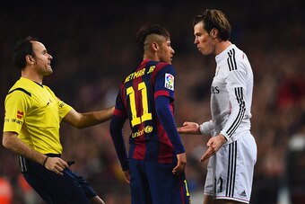 BARCELONA, SPAIN - MARCH 22:  Referee Antonio Miguel Mateu Lahoz intervenes as Neymar of Barcelona and Gareth Bale of Real Madrid CF clash during the La Liga match between FC Barcelona and Real Madrid CF at Camp Nou on March 22, 2015 in Barcelona, Spain. 