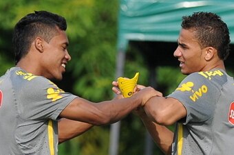 Brazilian U-20 national football players Alex Sandro (L) and Danilo joke during a training session in Barranquilla, Colombia, on July 31, 2011. Brazil will face Egypt, Panama and Austria in the Group E during the FIFA Under-20 World Cup.                  