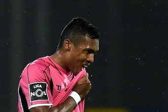 Porto's Brazilian defender Alex Sandro looks dejected at the end of the Portuguese league football match CD Nacional vd FC Porto at the Madeira stadium in Funchal on March 21, 2015.   AFP PHOTO / FRANCISCO LEONG        (Photo credit should read FRANCISCO 