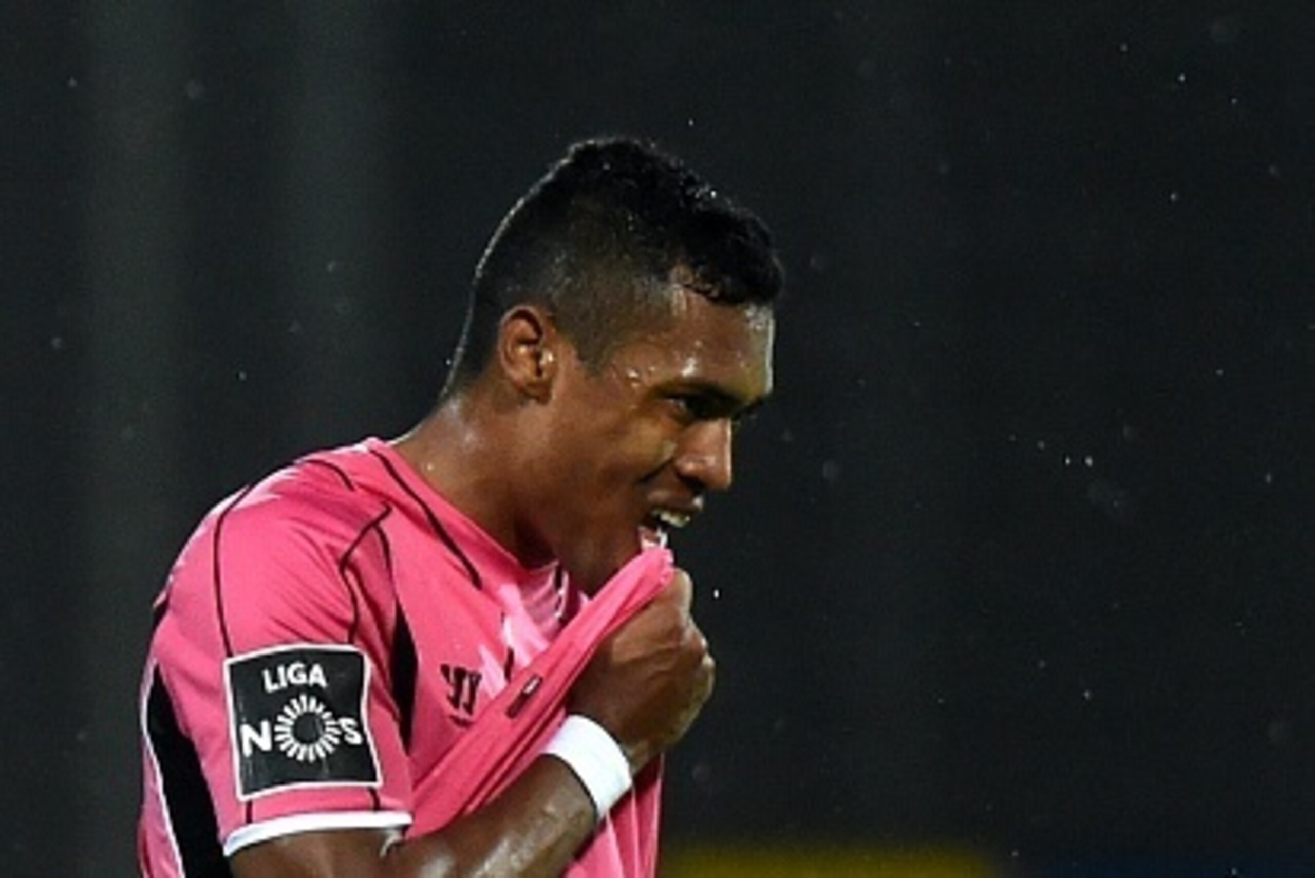 Porto's Brazilian defender Alex Sandro looks dejected at the end of the Portuguese league football match CD Nacional vd FC Porto at the Madeira stadium in Funchal on March 21, 2015.   AFP PHOTO / FRANCISCO LEONG        (Photo credit should read FRANCISCO 