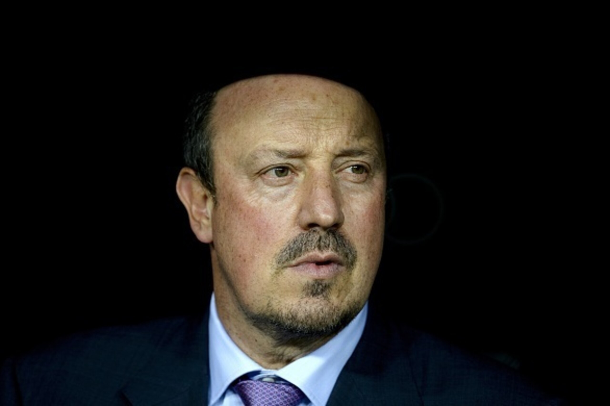 Real Madrid's coach Rafael Benitez looks on before the Trofeo Santiago Bernabeu football match Real Madrid vs Galatasaray at the Santiago Bernabeu stadium in Madrid on August 18, 2015.  AFP PHOTO / DANI POZO        (Photo credit should read DANI POZO/AFP/