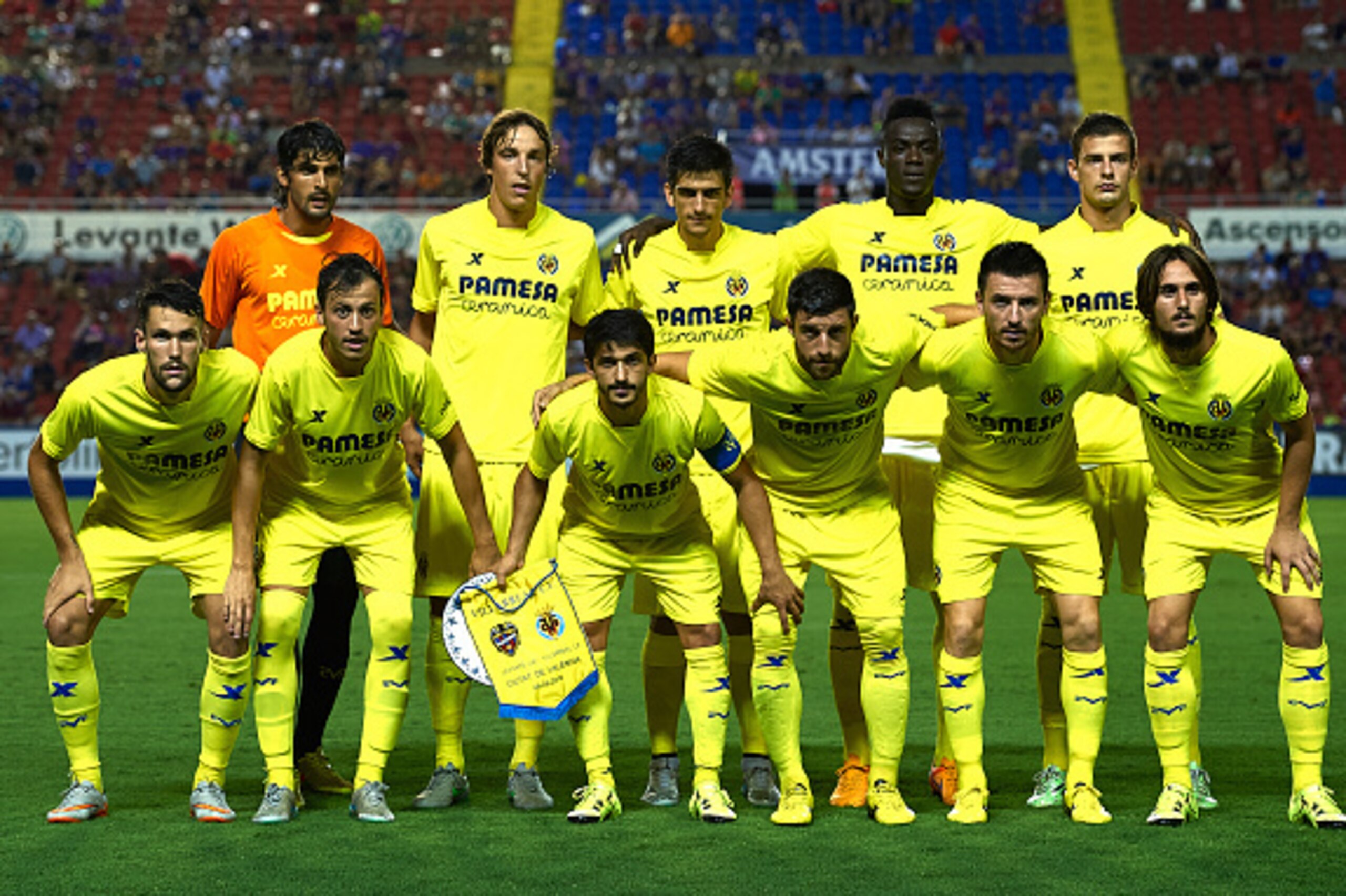 VALENCIA, SPAIN - AUGUST 06: Villarreal players pose for a team picture during a Pre Season Friendly match between Levante UD and Villarreal CF at Ciutat de Valencia Stadium on August 6, 2015 in Valencia, Spain.  (Photo by Manuel Queimadelos Alonso/Getty 