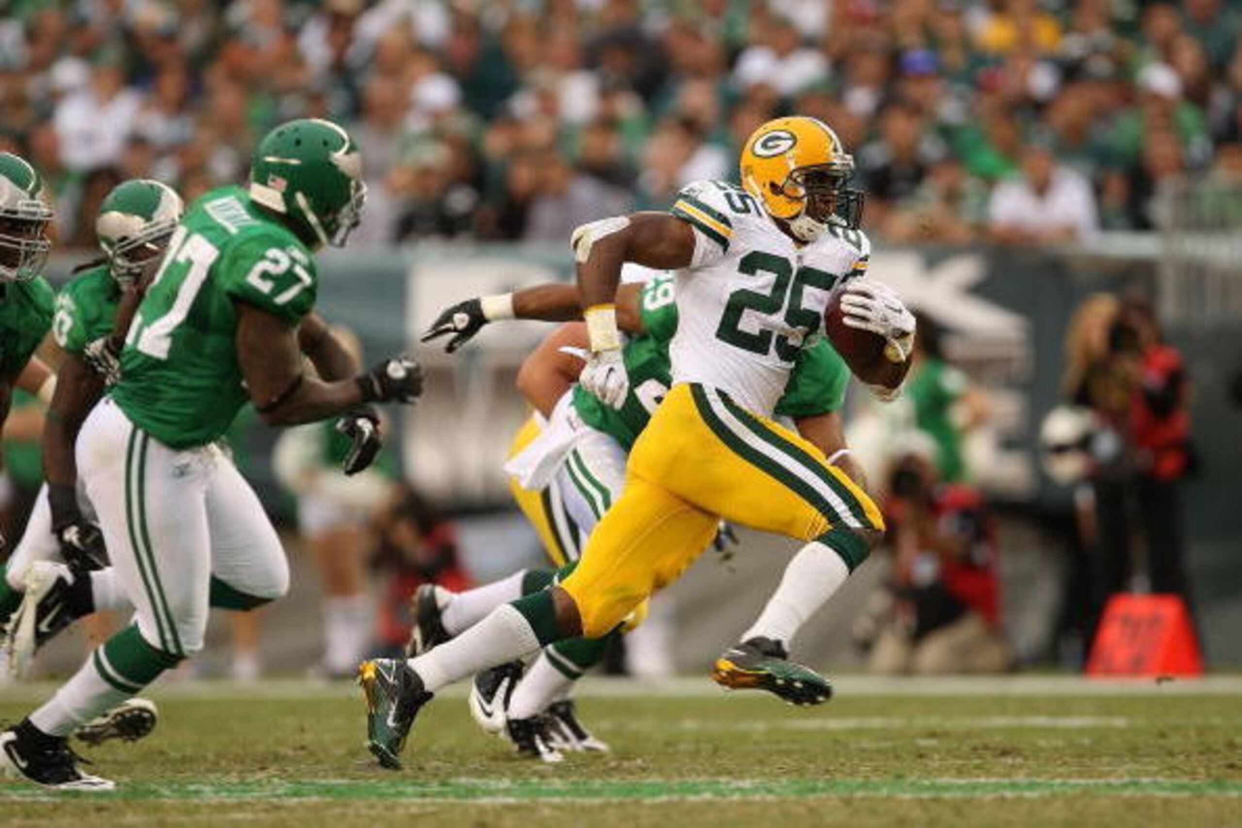 PHILADELPHIA - SEPTEMBER 12:  Ryan Grant #25 of the Green Bay Packers rushes after a catch during a game against the Philadelphia Eagles at Lincoln Financial Field on September 12, 2010 in Philadelphia, Pennsylvania.  (Photo by Mike Ehrmann/Getty Images)
