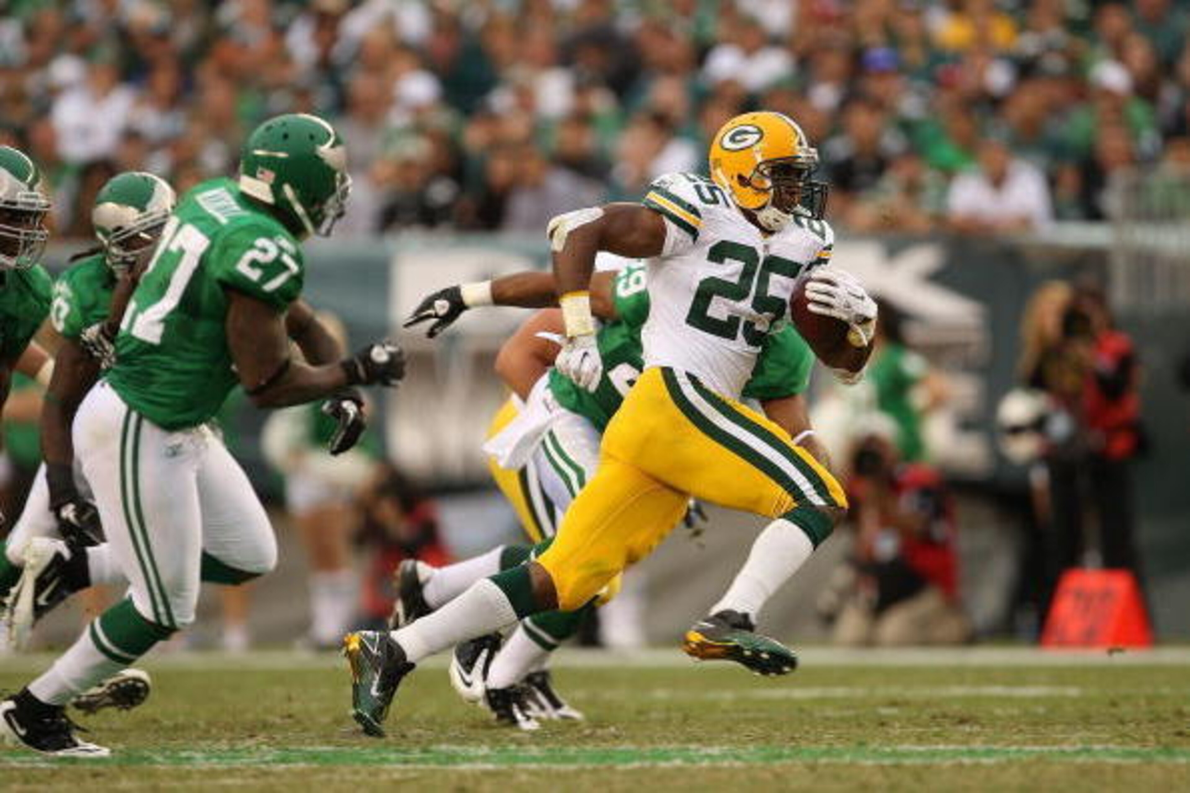 PHILADELPHIA - SEPTEMBER 12:  Ryan Grant #25 of the Green Bay Packers rushes after a catch during a game against the Philadelphia Eagles at Lincoln Financial Field on September 12, 2010 in Philadelphia, Pennsylvania.  (Photo by Mike Ehrmann/Getty Images)