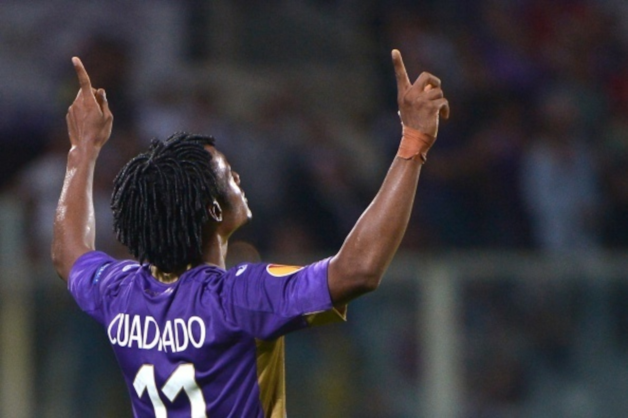 Fiorentina's Colombian midfielder Bello Juan Guillermo Cuadrado celebrates after scoring during the Europa League group K  football match Fiorentina vs Guingamp on September 18, 2014 at the Artemio Franchi stadium in Florence. AFP PHOTO / ALBERTO PIZZOLI 