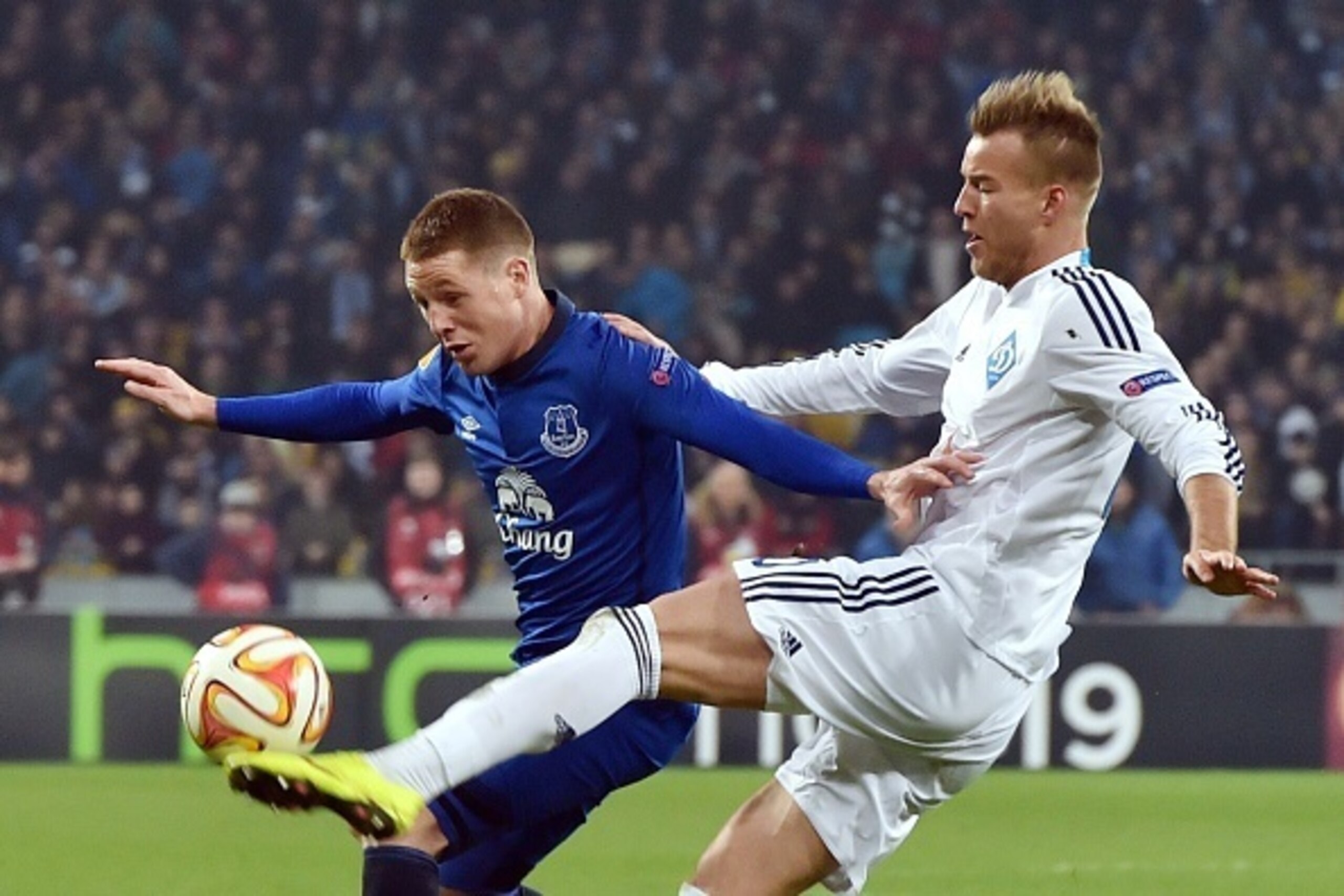 FC Dynamo Kiev's Russian forward Andriy Yarmolenko (R) and Everton FC's midfielder James McCarthy  vie for the ball during the UEFA Europa League round of 16 football match between Dynamo Kiev and Everton in Kiev on March 19, 2015. AFP PHOTO/ SERGEI SUPIN
