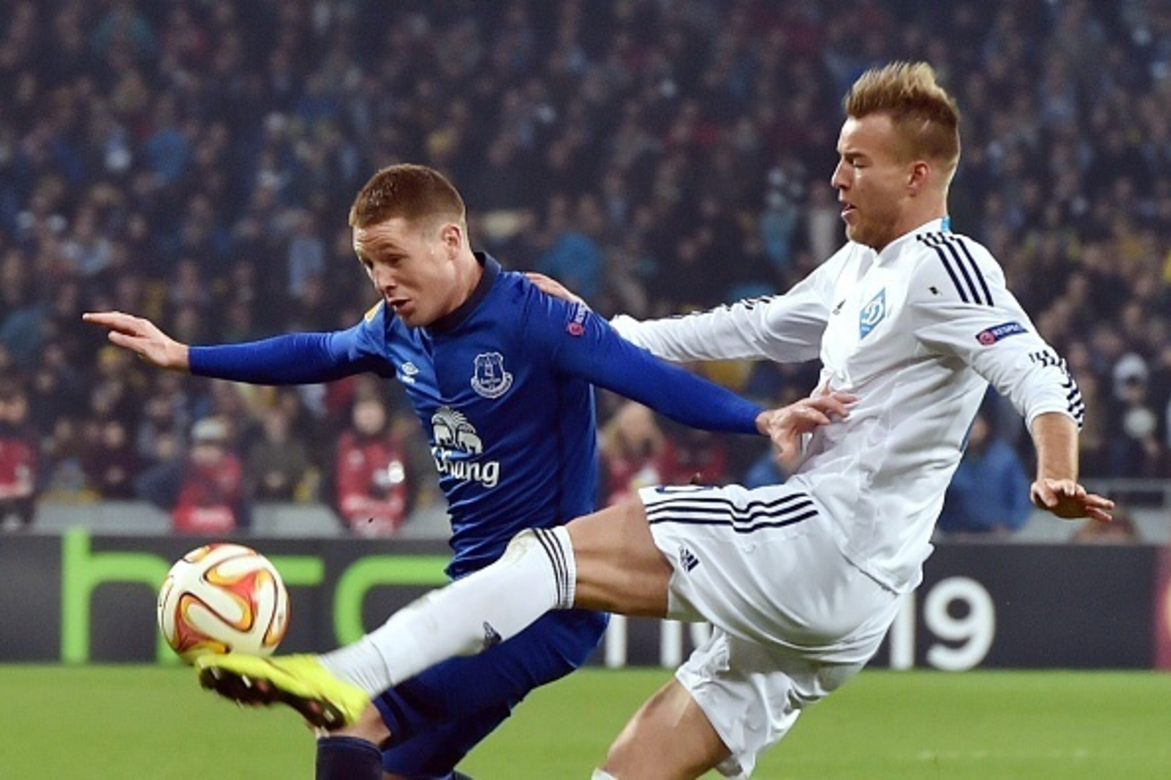 FC Dynamo Kiev's Russian forward Andriy Yarmolenko (R) and Everton FC's midfielder James McCarthy  vie for the ball during the UEFA Europa League round of 16 football match between Dynamo Kiev and Everton in Kiev on March 19, 2015. AFP PHOTO/ SERGEI SUPIN