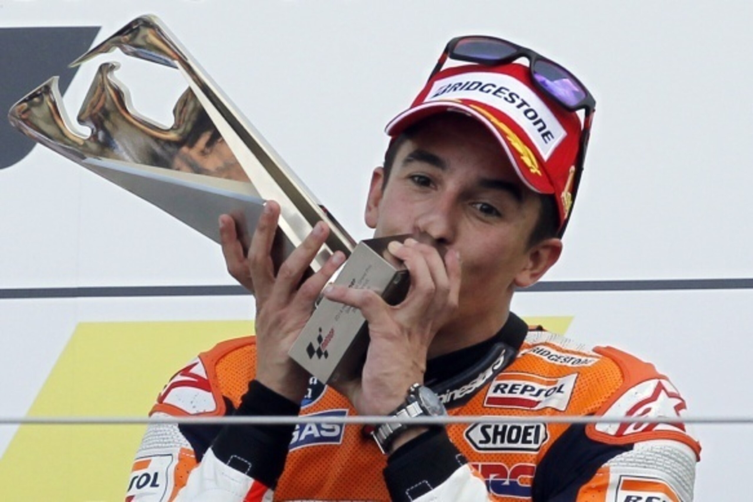 Repsol Honda Team rider Marc Marquez kisses the trophy on the podium after winning the MotoGP race at the motorcycling British Grand Prix at Silverstone in Northamptonshire, southern England, on August 31, 2014. AFP PHOTO / IAN KINGTON (Photo credi Repsol Honda Team rider Marc Marquez kisses the trophy on the podium after winning the MotoGP race at the motorcycling British Grand Prix at Silverstone in Northamptonshire, southern England, on August 31, 2014. AFP PHOTO / IAN KINGTON (Photo credi