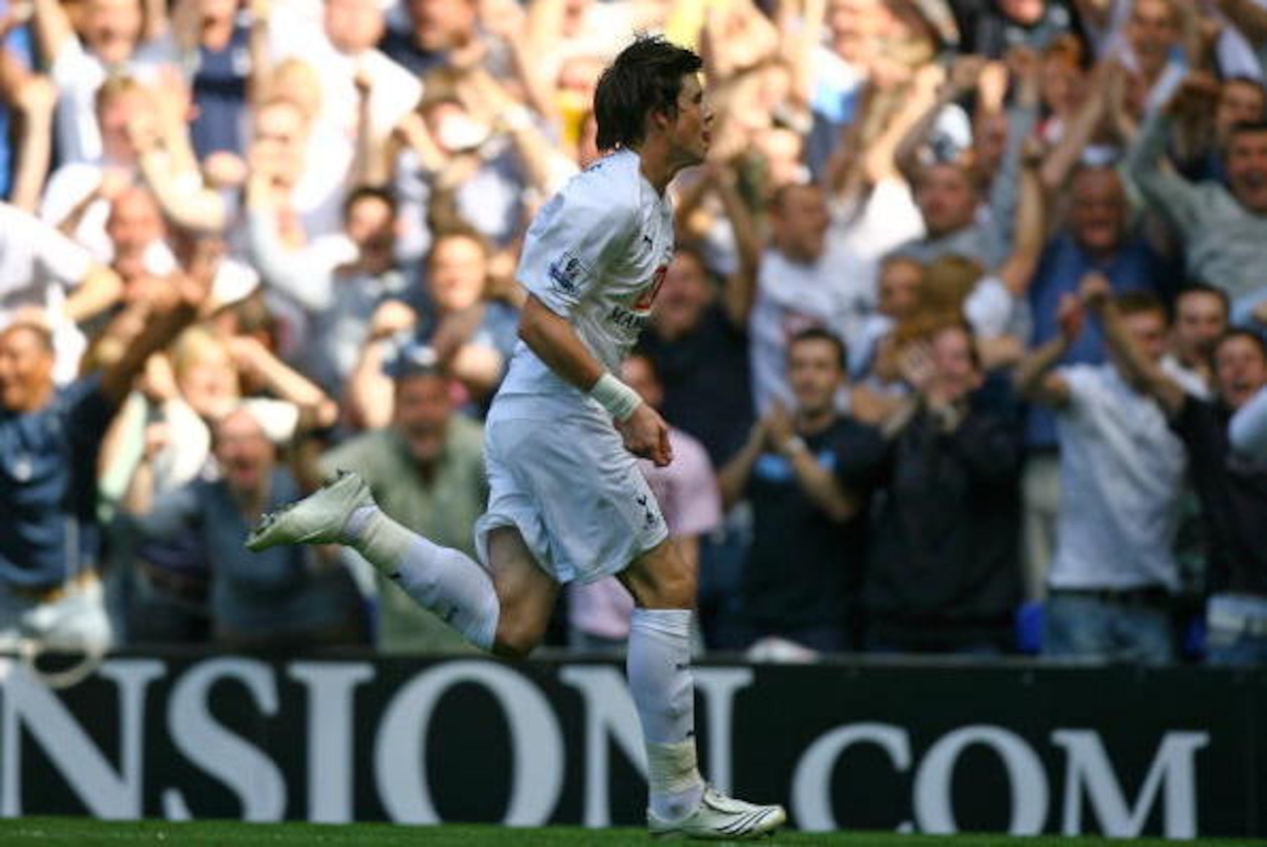 LONDON - SEPTEMBER 15:  Gareth Bale of Tottenham celebrates scoring the first goal during the Barclays Premier League match between Tottenham Hotspur and Arsenal at White Hart Lane on September 15, 2007 in London, England.  (Photo by Ryan Pierse/Getty Ima