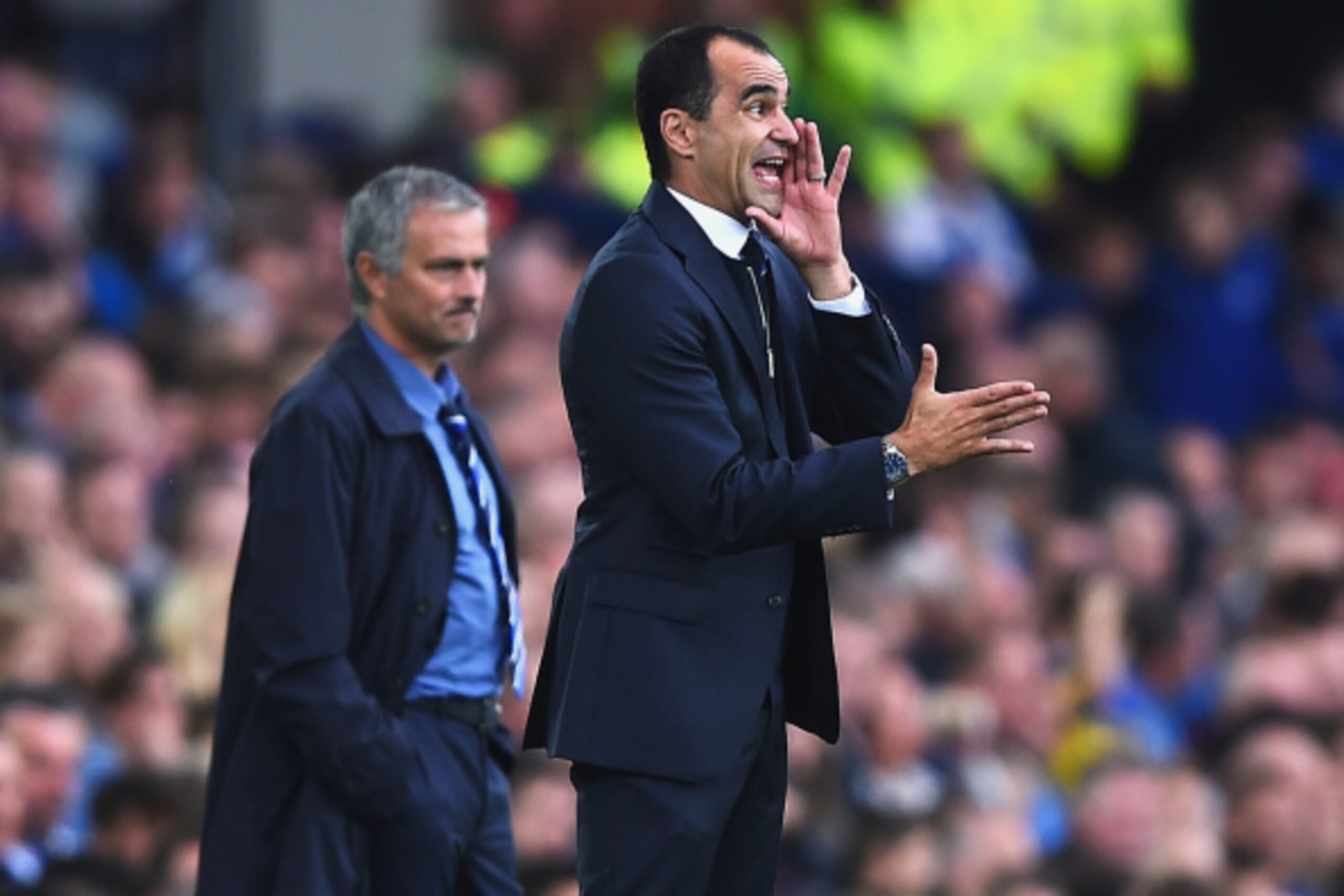 LIVERPOOL, ENGLAND - AUGUST 30:  Roberto Martinez, manager of Everton gives instructions with Jose Mourinho, manager of Chelsea during the Barclays Premier League match between Everton and Chelsea at Goodison Park on August 30, 2014 in Liverpool, England.