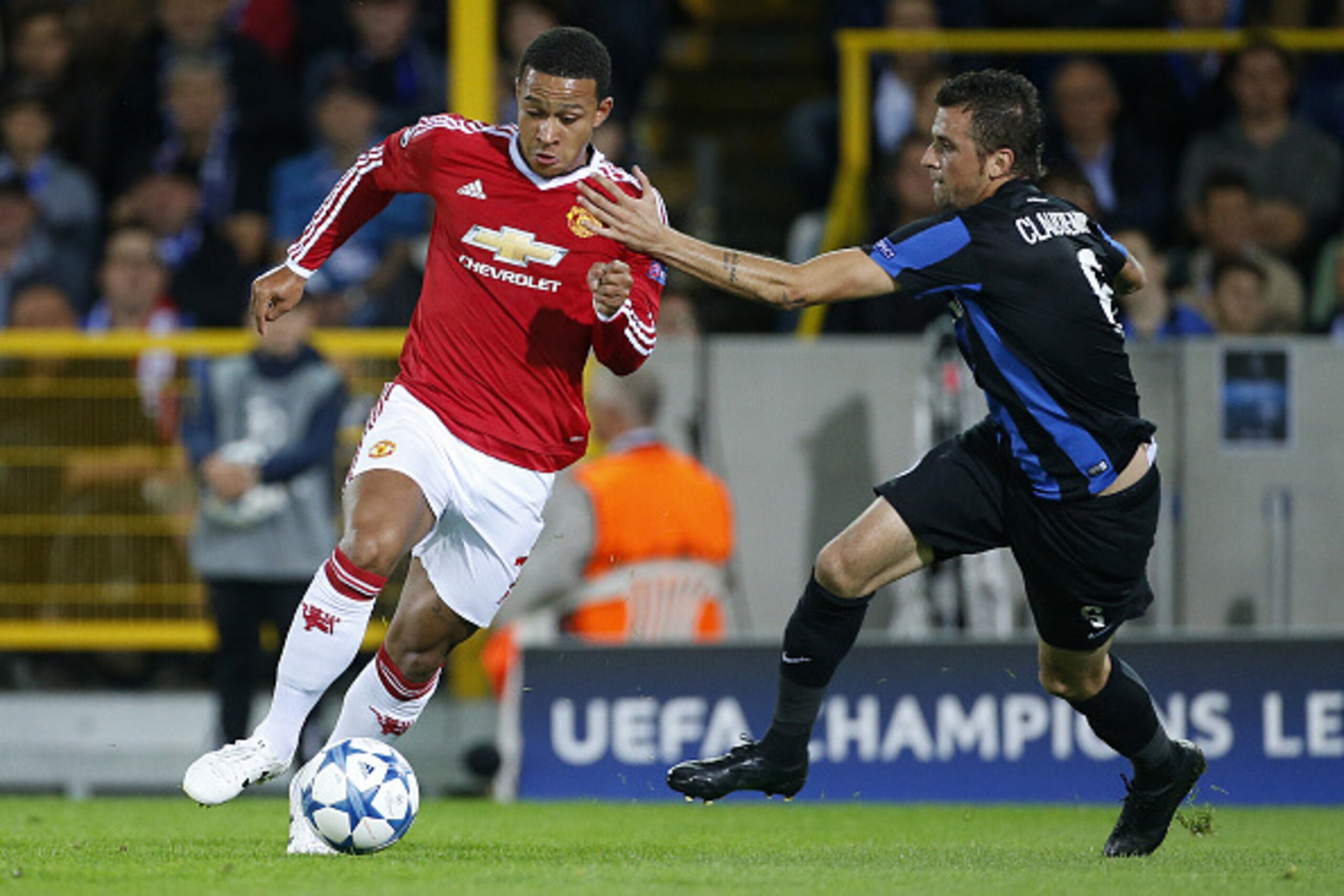 BRUGGE, BELGIUM - AUGUST 26: Memphis Depay (L) of Manchester United and Claudemir of Club Brugge in action during the UEFA Champions League play off round 2nd leg between Club Brugge KV and Manchester United on August 26, 2015 in Brugge, Belgium. (Photo b