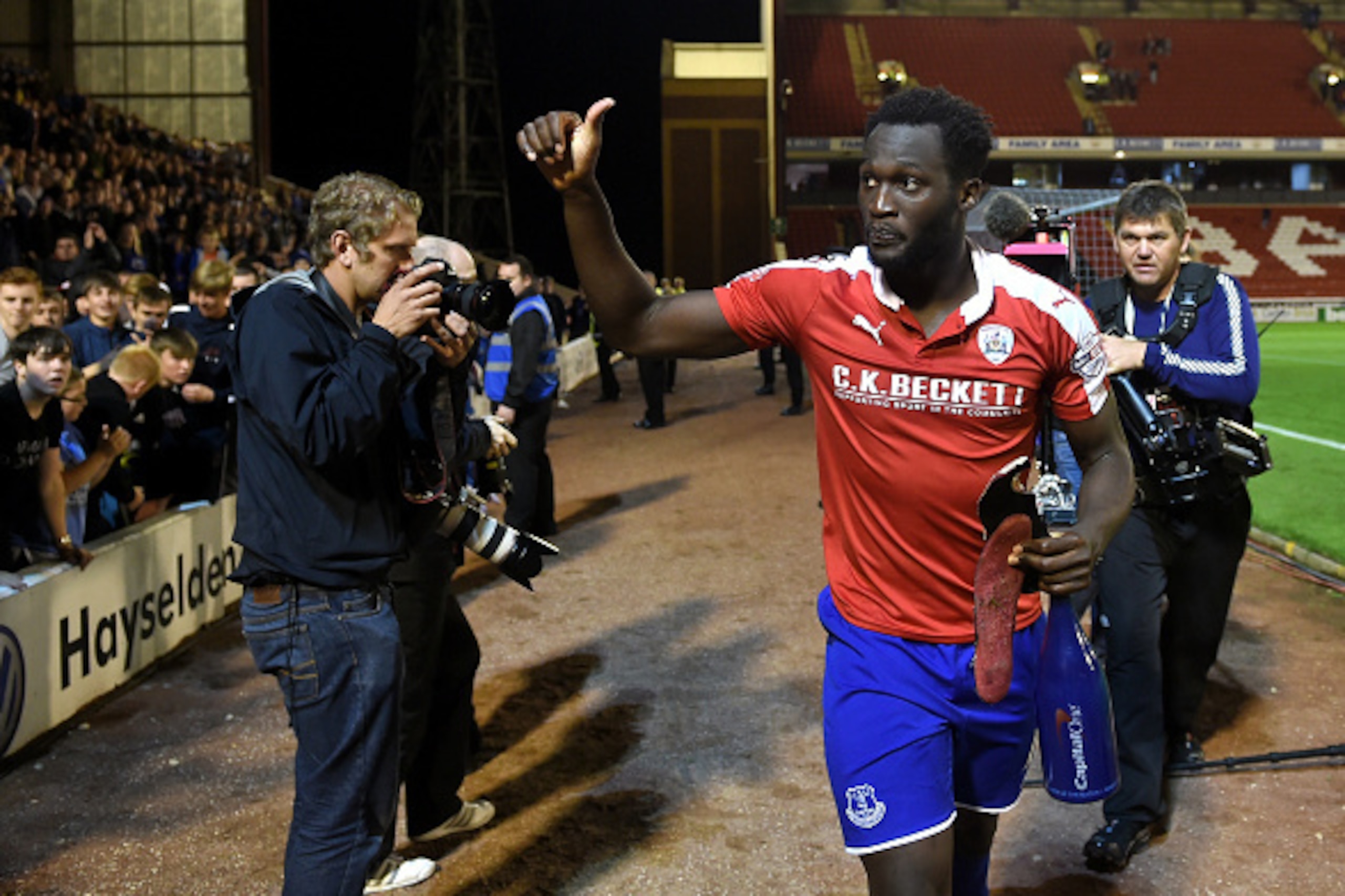 BARNSLEY, ENGLAND - AUGUST 26:  Romelu Lukaku of Everton gives the thumbs up after his team's victory during the Capital One Cup second round match between Barnsley and Everton at Oakwell Stadium on August 26, 2015 in Barnsley, England.  (Photo by Michael