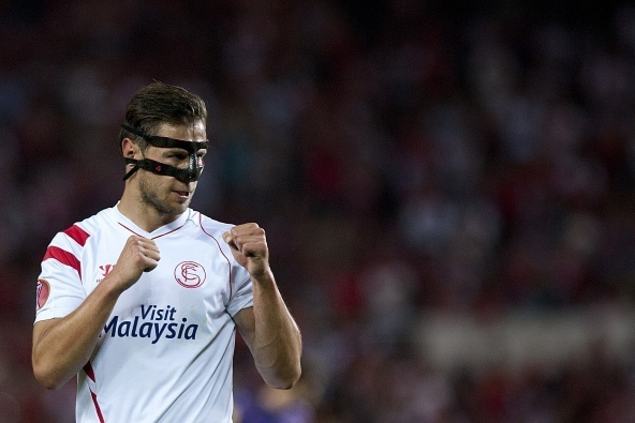 Sevilla's Polish midfielder Grzegorz Krychowiak gestures during the UEFA Europa League semifinal first leg football match Sevilla FC vs ACF Fiorentina at the Ramon Sanchez Pizjuan stadium in Sevilla on May 7, 2015.   AFP PHOTO/ JORGE GUERRERO        (Phot