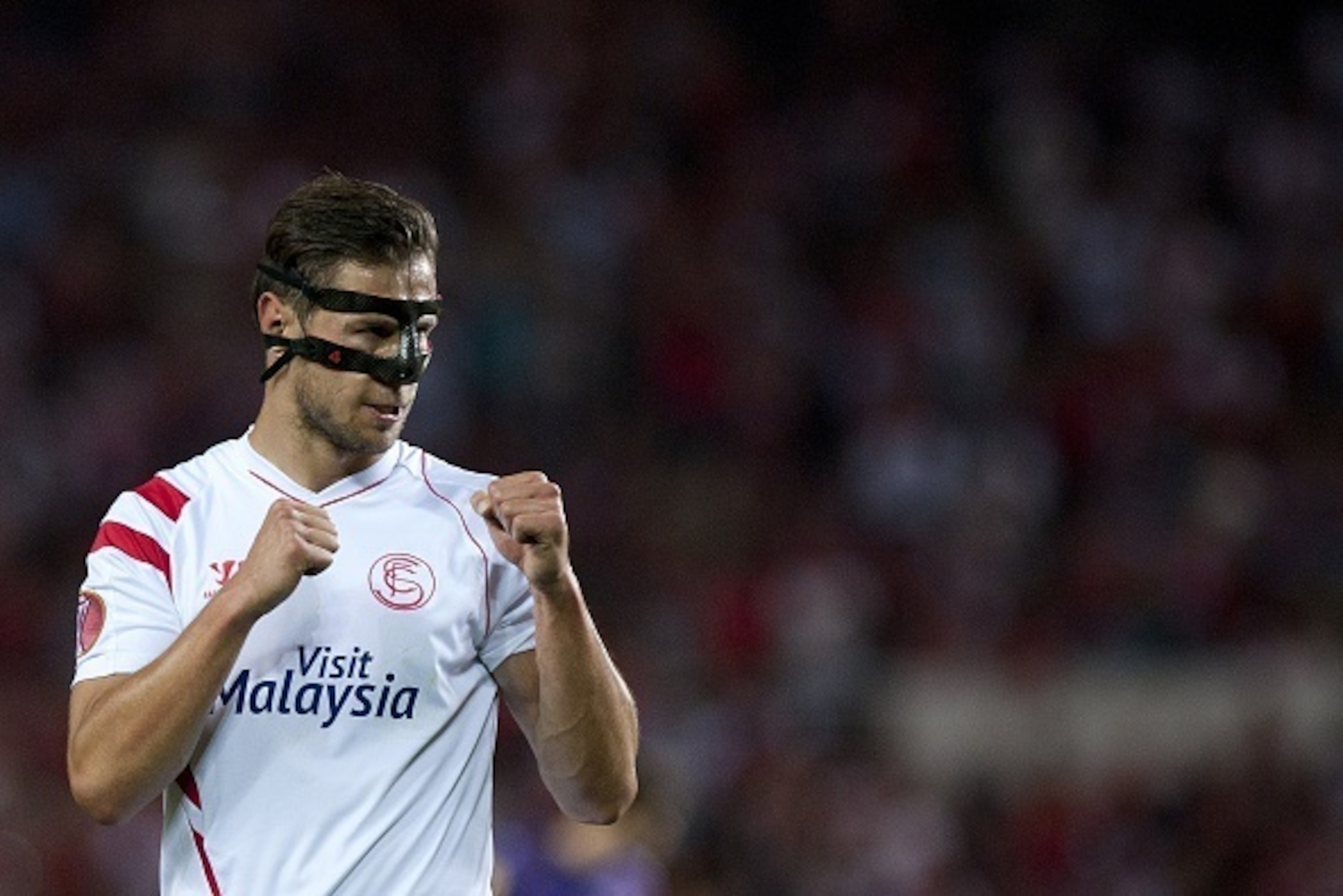 Sevilla's Polish midfielder Grzegorz Krychowiak gestures during the UEFA Europa League semifinal first leg football match Sevilla FC vs ACF Fiorentina at the Ramon Sanchez Pizjuan stadium in Sevilla on May 7, 2015.   AFP PHOTO/ JORGE GUERRERO        (Phot