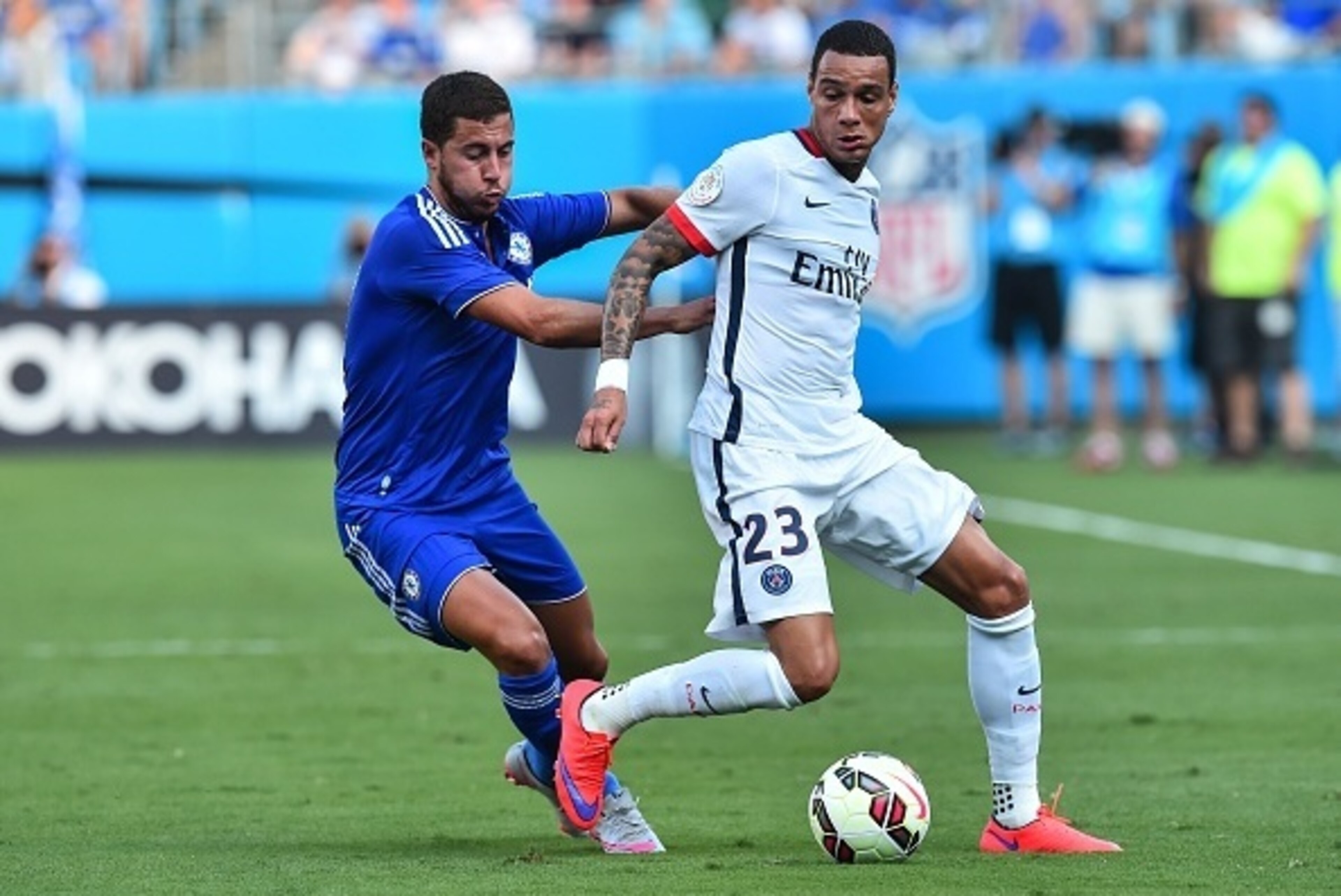 Paris Saint-Germain's Gregory van der Wiel (R) vies with Chelsea's Eden Hazard during an International Champions Cup football match in Charlotte, North Carolina, on July 25, 2015.    AFP PHOTO/NICHOLAS KAMM        (Photo credit should read NICHOLAS KAMM/A