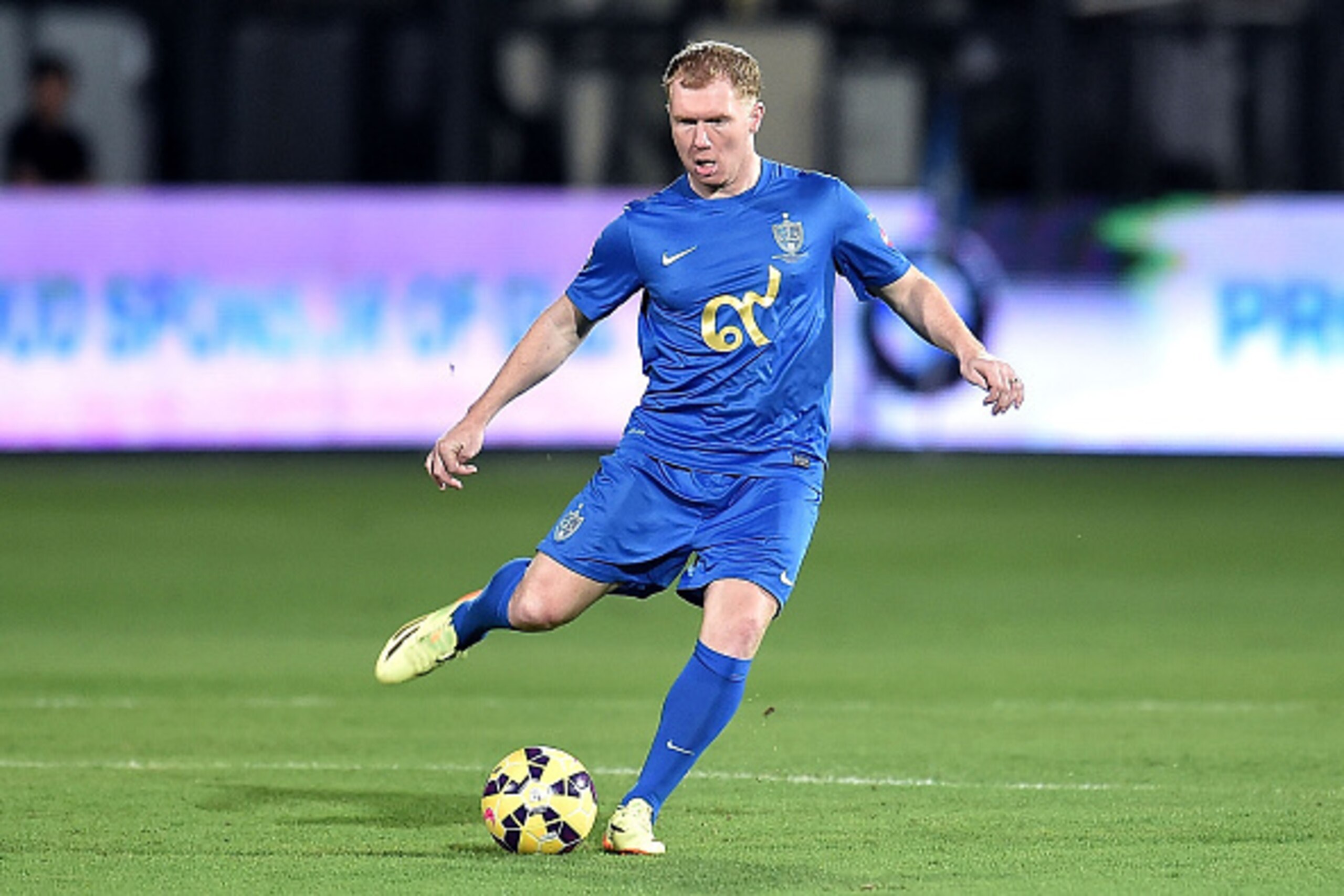 BANGKOK, THAILAND - DECEMBER 05: Paul Scholes of Team Cannavaro runs with the ball against Team Figo during the Global Legends Series match, at the SCG Stadium on December 5, 2014 in Bangkok, Thailand.  (Photo by Thananuwat Srirasant/Getty Images)