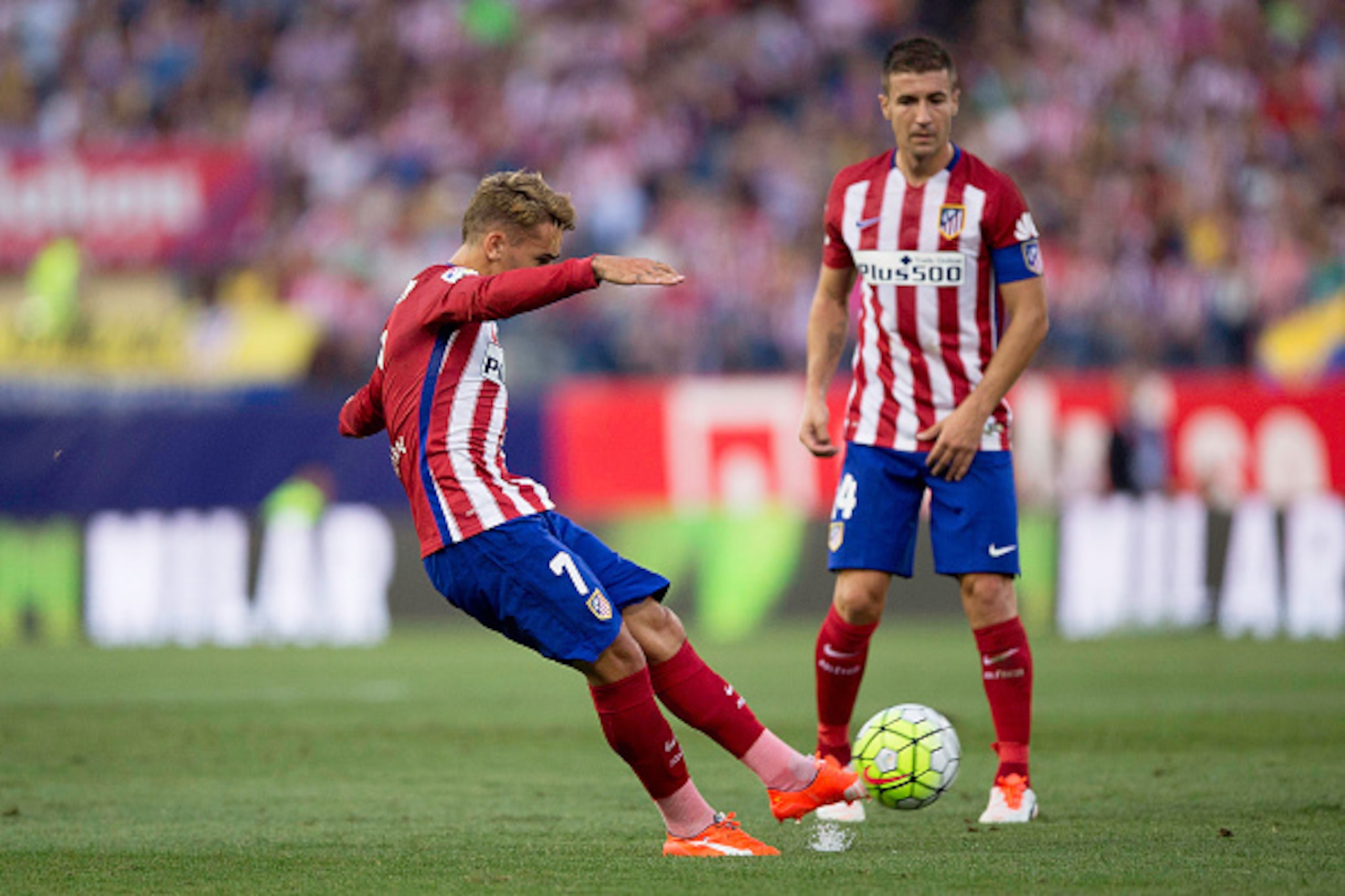 MADRID, SPAIN - AUGUST 22: Antoine Griezmann of Atletico de Madrid scores their opening goal during the La Liga match between Club Atletico de Madrid and UD Las Palmas at Vicente Calderon Stadium on August 22, 2015 in Madrid, Spain.  (Photo by Gonzalo Arr