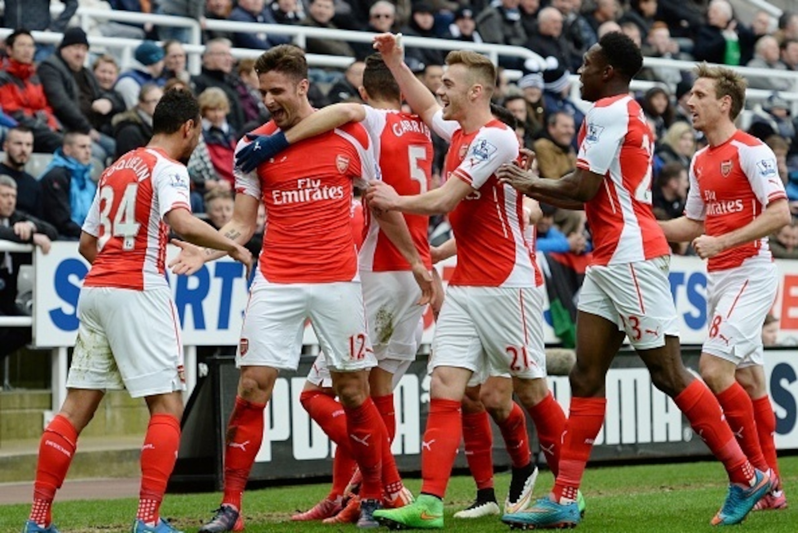 Arsenal's French striker Olivier Giroud (2nd L) celebrates scoring his team's second goal with his team mates during the English Premier League football match between Newcastle and Arsenal at St James Park, Newcastle-Upon-Tyne, north east England on March