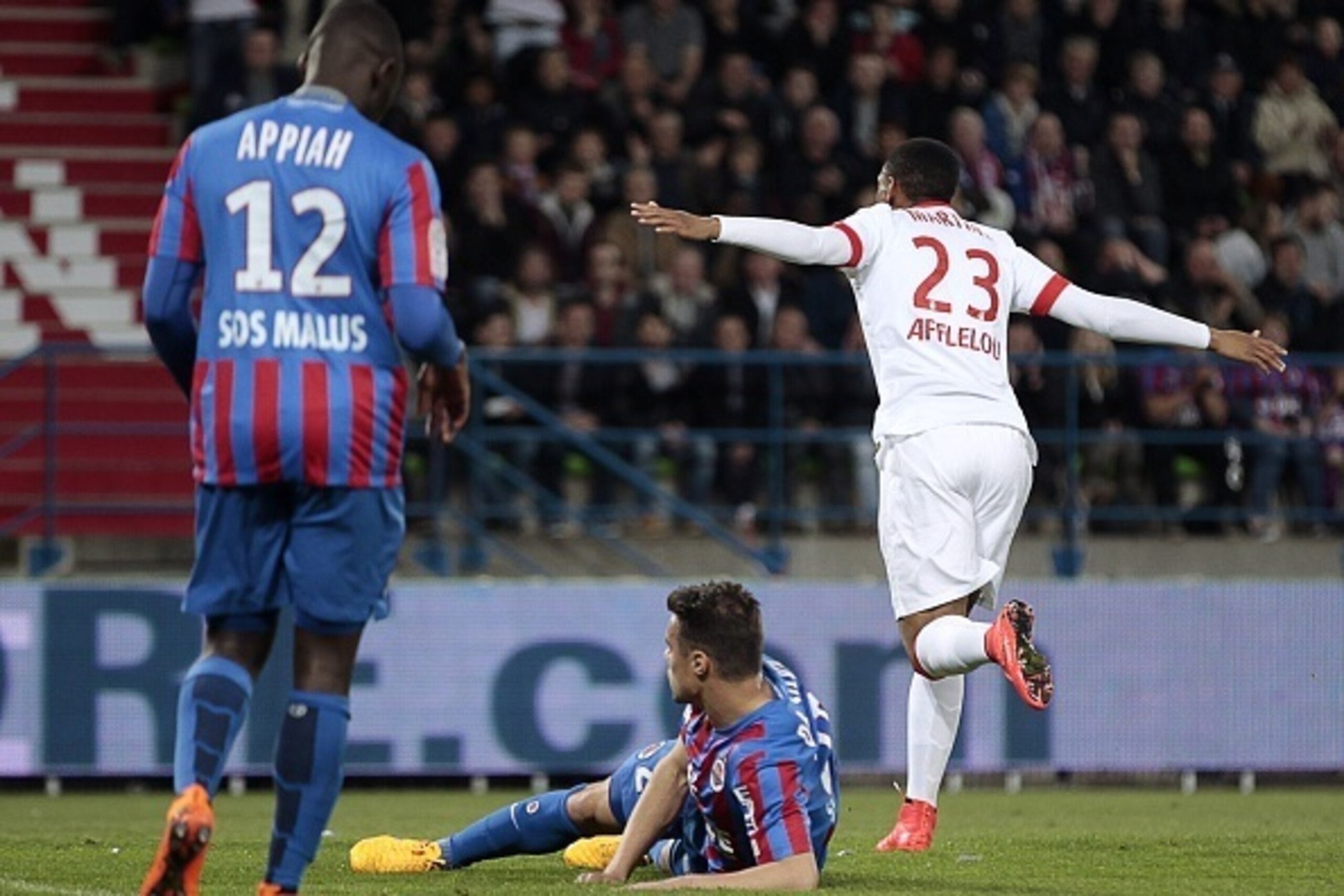 Monaco's French forward Anthony Martial (R) celebrates after scoring a goal during the French L1 football match between Caen (SMC) and Monaco (ASM) on April 10, 2015 at the Michel d'Ornano stadium in Caen, northwestern France.  AFP PHOTO / CHARLY TRIBALLE