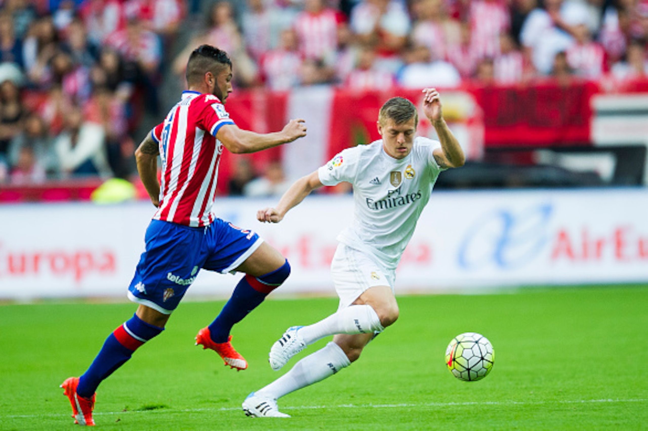 GIJON, SPAIN - AUGUST 23: Toni Kroos of Real Madrid duels for the ball with Miguel Guerrero of Real Sporting de Gijon during the La Liga match between Sporting Gijon and Real Madrid at Estadio El Molinon on August 23, 2015 in Gijon, Spain. (Photo by Juan 