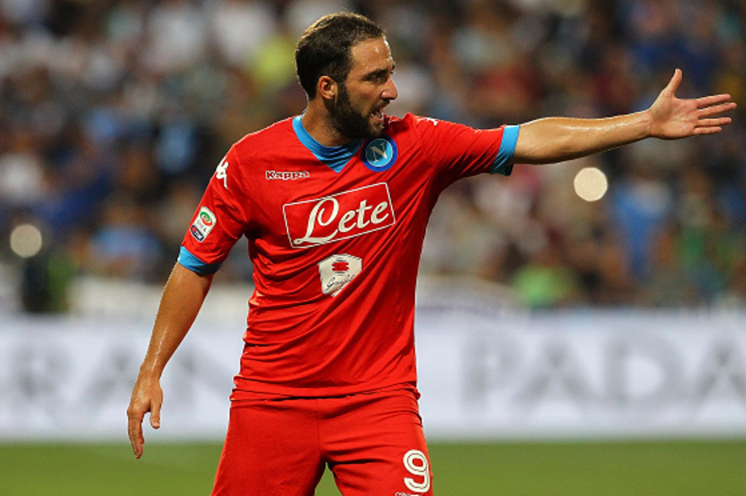 REGGIO NELL'EMILIA, ITALY - AUGUST 23:  Gonzalo Higuain of SSC Napoli cgestures during the Serie A match between US Sassuolo Calcio and SSC Napoli at Mapei Stadium - Citta del Tricolore on August 23, 2015 in Reggio nell'Emilia, Italy.  (Photo by Marco Luz