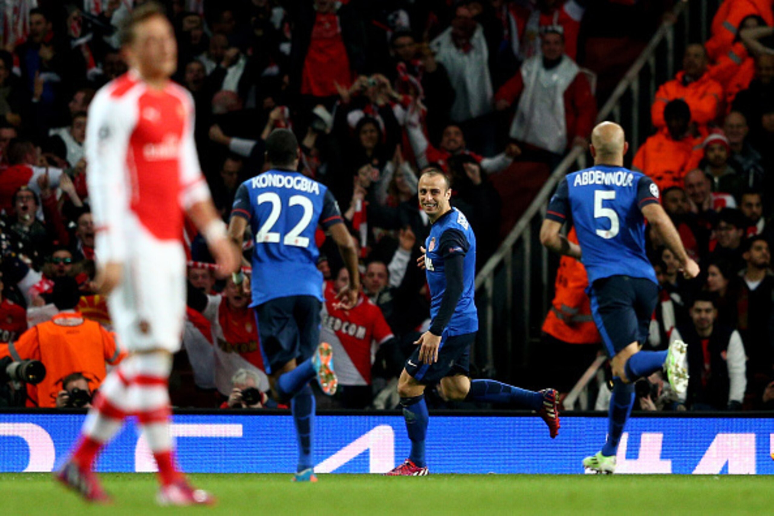 LONDON, ENGLAND - FEBRUARY 25:  Dimitar Berbatov (2nd R) of Monaco celebrates with teammates after scorin his team's second goal during the UEFA Champions League round of 16, first leg match between Arsenal and Monaco at The Emirates Stadium on February 2