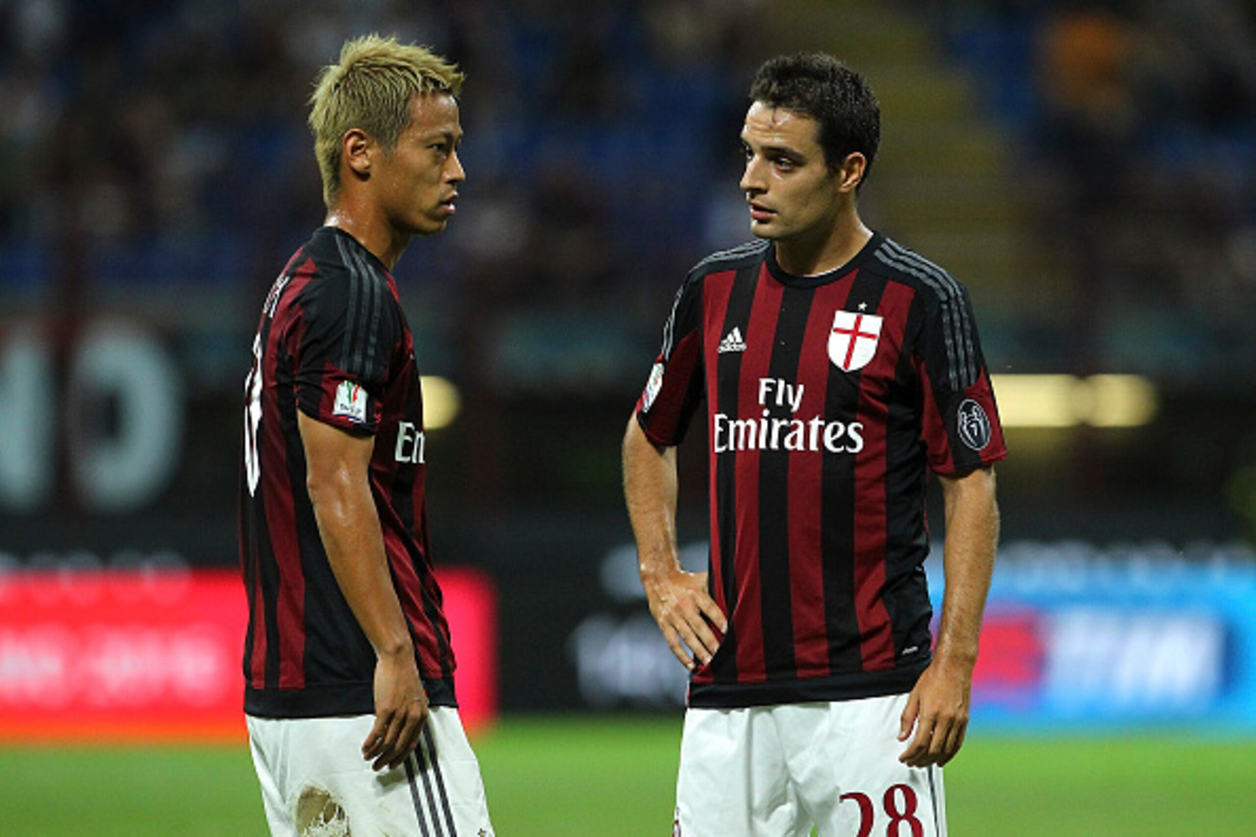 MILAN, ITALY - AUGUST 17:  Keisuke Honda of AC Milan speaks to his team-mate Giacomo Bonaventura during the TIM Cup match between AC Milan and AC Perugia at Stadio Giuseppe Meazza on August 17, 2015 in Milan, Italy.  (Photo by Marco Luzzani/Getty Images)